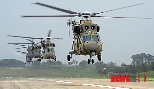 【논산=뉴시스】홍성후 기자 = 20일 충남 논산시 육군항공학교에서 열린 한국형 기동헬기(KUH) '수리온' 전력화 행사 리허설에서 수리온이 시험비행을 실시하고 있다. hippo@newsis.com 