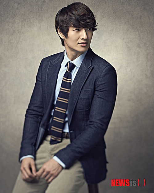 【서울=뉴시스】김지은 이재훈 기자 = 그룹 'god' 출신 가수 겸 탤런트 손호영(33)씨의 차량에서 여성이 숨진 채 발견돼 경찰이 수사에 나섰다.&nbsp; 22일 서울 강남경찰서와 손씨와 음반 계약을 맺고 있는 CJ E&M에 따르면, 경찰은 전날 오후 3시께 손씨의 차량에서 손씨와 친분이 있는 여성의 시신을 발견, 같은 날 오후 10시부터 12시까지 손씨를 참고인 자격으로 불러 조사했다.&nbsp; 경찰은 최근 강남의 아파트 인근에서 불법주차로 신고된 차량을 견인한 후 며칠이 지나도 주인이 나타나지 않아 차량의 내부를 살펴보는 과정에서 변사체를 발견한 것으로 전해졌다. 경찰은 이후 차량 소유주를 조회해 손씨의 차량인 것을 확인하고 이날 오후 손씨를 불러 조사를 벌였다.&nbsp; 차량 내부에는 번개탄 3개와 이를 태운 화로, 수면제 한 통이 발견됐다. 경찰은 이 여성이 차량 안에서 번개탄을 태워 스스로 목숨을 끊은 것으로 보고 정확한 사건 경위를 조사 중이다. 손씨의 차량 안에는 삶을 비관하는 내용의 유서도 발견된 것으로 알려졌다.&nbsp; 경찰은 추가 수사를 진행한 뒤 필요하면 국립과학수사연구원에 시신 부검을 의뢰할 방침이다.&nbsp; 손씨와 음반 계약을 맺고 있는 CJ E&M은 "손호영은 경찰 측의 연락을 받기 전 이 사실에 대해 전혀 인지하지 못한 상태였다"면서 "이번 사건의 상대는 손호영과 1년여간 진지하게 교제한 사이"라고 확인했다. 여성이 무명 탤런트라는 소문에 대해서는 "연예계 종사자가 아닌 일반인"이라고 부인했다.&nbsp;&nbsp; 이어 "최근 손호영이 앨범 작업 관계로 바빠짐에 따라 사소한 다툼이 있었으나 이 사건으로 확대될 정도는 아닌 것으로 확인됐다"고 해명하면서 "고인과 유족의 프라이버시를 위해 확인되지 않은 추측성 기사는 자제해달라"고 주문했다.&nbsp; 해당 차량에 대해서는 "손호영 개인 소유 카니발로, 활동을 위해 구입했다"면서 "상대방의 운전 주행 연습으로 자주 활용해 왔다"고 알렸다.&nbsp;&nbsp; 손호영은 예상치 못한 사건에 큰 충격을 받은 것으로 전해졌다. 이에 따라 20일부터 MBC FM4U '두시의 데이트' 임시 DJ를 맡고 있으나 진행을 이어가기 힘들게 됐다. 출연 중인 KBS 2TV 시트콤 '일말의 순정'에서도 빠질 것으로 보인다. 작업 중이던 새 앨범 역시 차질을 빚게 됐다.&nbsp; kje1321@newsis.com realpaper7@newsis.com 