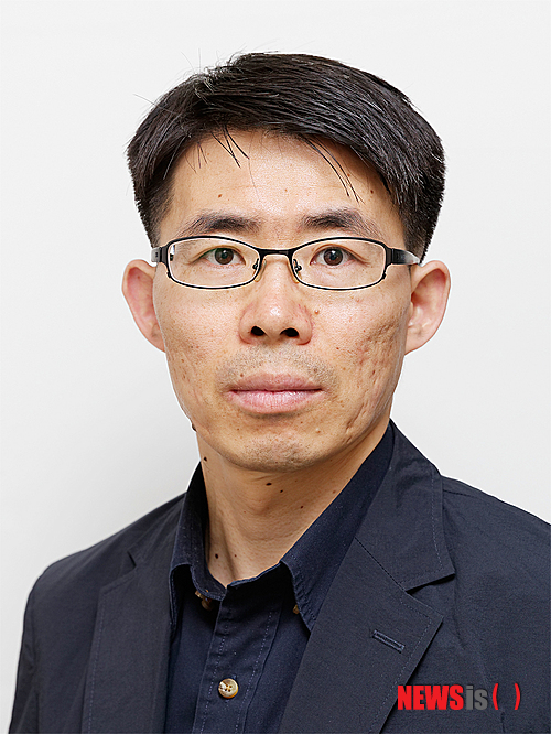 【울산=뉴시스】고은희 기자 = 울산대학교 생명과학부 백승훈(45·분자바이러스학 전공) 교수는 당뇨병 발병에 중요한 췌장의 베타세포 사멸과정을 세계 최초로 밝힌 논문 'ER-stress-induced transcriptional regulation increases protein synthesis leading to cell death(소포체 스트레스로 유도된 유전자 전사조절이 단백질 합성을 증가시켜 세포를 죽게 만든다)'가 세포생물학 분야의 세계 최고 권위지인 '네이처 셀 바이올로지' 5월호에 게재됐다고 22일 밝혔다. 울산대 백승훈 교수 사진이다. (사진=울산대 제공)&nbsp; photo@newsis.com&nbsp; 