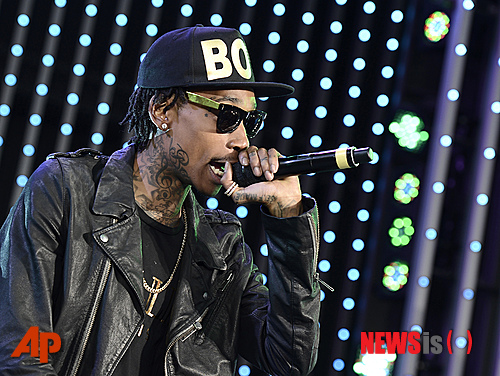 【서울=뉴시스】이재훈 기자 = 그룹 '티아라'의 유닛 '티아라N4'가 미국 힙합가수 위즈 칼리파(26)와 한 무대에 오른다.&nbsp;&nbsp; 매니지먼트사 코어콘텐츠미디어에 따르면, 티아라N4는 24일(현지시간) 미국 라스베이거스에서 열리는 칼리파의 콘서트에 게스트로 초청받았다.&nbsp; 이날 무대에서 신곡 '전원일기'를 부른다. 칼리파가 이 곡을 피처링하며 합동무대를 꾸민다.&nbsp;&nbsp; 칼리파는 미국 팝밴드 '머룬5'의 히트곡 '페이폰'과 힙합가수 티페인(28)의 '5 어클락'의 랩 피처링을 맡았다. 힙합스타 스눕 독과 듀엣으로 부른 '영, 와일드 & 프리'로 유명하다. 지난해 '빌보드 뮤직 어워드'에서 최우수 신인상을 받기도 했다.&nbsp; 티아라N4는 26일 현지에서 크리스 브라운(24) 콘서트에 게스트 출연하는 등 미국 진출을 꾀한다.&nbsp; realpaper7@newsis.com&nbsp; 