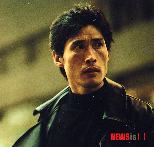 【서울=뉴시스】박영주 기자 = CGV 다양성영화 브랜드 무비꼴라쥬가 한국영화아카데미(KAFA)와 함께‘KAFA+마스터 클래스 오픈 클래스’ 무료강연을 12월까지 매월 1회 개최한다.&nbsp; 29일 오후 7시 CGV압구정 4관에서 정두홍(47) 무술감독의 오픈클래스로 출발한다. 정 감독은 액션 연출과 철학, 한국 액션영화 연출의 가능성과 발전을 이야기한다.&nbsp;&nbsp; 참가 희망자는 26일까지 CGV 홈페이지 이벤트 페이지에 가장 추천하고 싶은 액션영화와 이유를 댓글로 달면 된다. 30명을 추첨해 초대권(1인2매)을 준다.&nbsp; 같은 날 같은 장소에서 정 감독의 대표작을 한 번에 상영하는 ‘정두홍 데이’도 연다. ‘피도 눈물도 없이’(오전 9시25분)를 시작으로 ‘아라한 장풍대작전’(오전 11시50분), ‘좋은 놈, 나쁜 놈, 이상한 놈’(오후 2시15분), ‘짝패’(오후 5시) 등 4편을 연속 상영한다.&nbsp; CGV 무비꼴라쥬 한승희 팀장은 “매달 정기적인 오픈클래스 개최를 통해 관객들에게 전문적인 영화지식과 이해를 쌓을 수 있는 기회를 제공하겠다"고 전했다.&nbsp; gogogirl@newsis.com