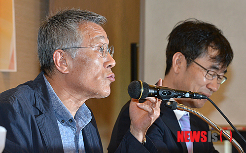 【서울=뉴시스】김영욱 기자 = 23일 오전 서울 종로구 사간동 출판문화회관 내 대한출판문화협회에서 소설가 황석영 씨가 '출판계에 만연한 사재기 행태 근절 촉구 기자회견'을 열고 성명서를 발표하고 있다.&nbsp; mirage@newsis.com