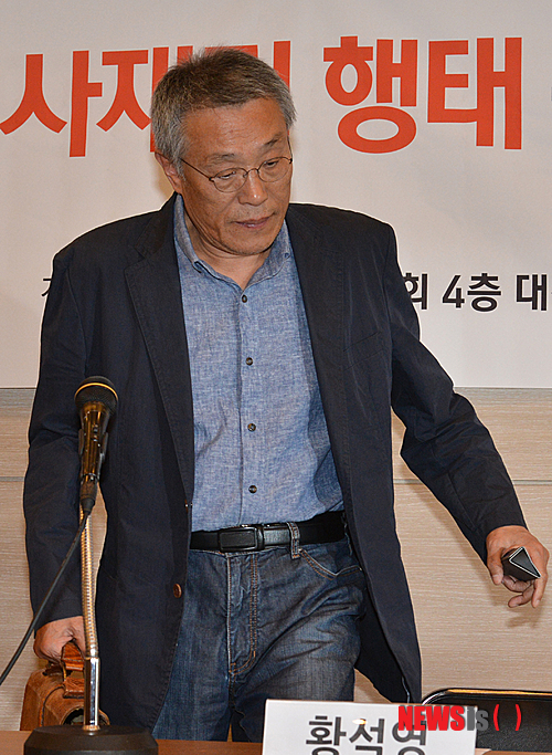 【서울=뉴시스】김영욱 기자 = 23일 오전 서울 종로구 사간동 출판문화회관 내 대한출판문화협회에서 소설가 황석영 씨가 '출판계에 만연한 사재기 행태 근절 촉구 기자회견'을 위해 자리하고 있다.&nbsp; mirage@newsis.com