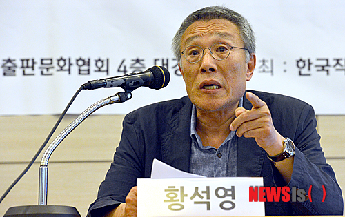 【서울=뉴시스】김영욱 기자 = 23일 오전 서울 종로구 사간동 출판문화회관 내 대한출판문화협회에서 소설가 황석영 씨가 '출판계에 만연한 사재기 행태 근절 촉구 기자회견'을 열고 성명서를 발표하고 있다.&nbsp; mirage@newsis.com