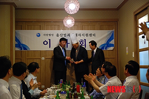 【울산=뉴시스】유재형 기자 = 변찬우 울산지검장 지난 22일 서울 논현동 고시원 방화사건의 피해자 유족이 운영하는 울산 북구의 한 횟집을 찾아 피해자 아버지인 서병호씨를 격려했다.(사진= 울산지검 제공)&nbsp; photo@newsis.com