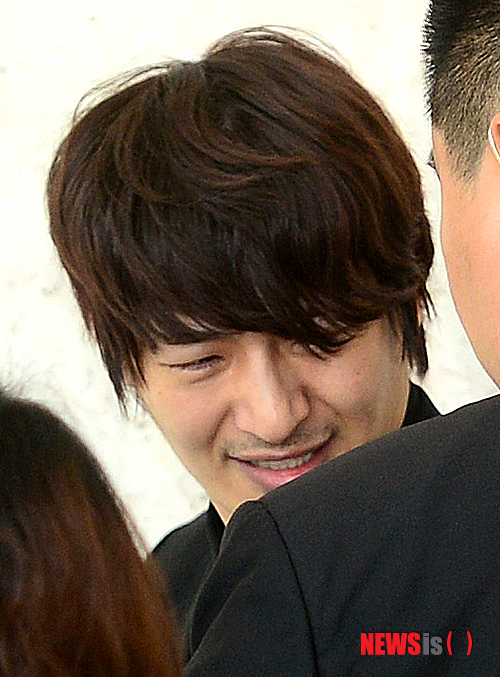 【서울=뉴시스】박종민 기자 = 가수 손호영이 23일 오후 서울 원지동 서울추모공원에서 침통한 표정으로 전 여자친구의 영정을 들고 화장으로 향하고 있다.&nbsp; jmc@newsis.com