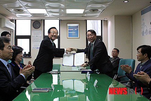 【서울=뉴시스】유상우 기자 = 23일 KTV는 ‘이스탄불-경주 세계문화엑스포 2013’ 조직위원회와 공동협력을 위한 양해각서(MOU)를 체결했다.&nbsp; 양 기관은 문화엑스포의 성공적인 개최와 공동발전을 위한 사업을 추진하게 된다.&nbsp; 문화엑스포는 ‘길, 만남 그리고 동행’을 주제로 8월31부터 9월22일까지 터키 이스탄불 일대에서 50여 개국이 참가한 가운데 열린다. 공연, 전시, 영상, 이벤트 등을 체험할 수 있다.&nbsp; KTV는 전국적 방송 네트워크를 활용해 이 행사를 적극 알리는 등 문화엑스포의 대국민 홍보를 책임진다.&nbsp; 김관상 KTV 원장은 “문화엑스포는 우리나라의 문화적 가치를 높이면서 양국의 문화적 교류에 시발점이 될 것”이라고 기대했다.&nbsp; swryu@newsis.com