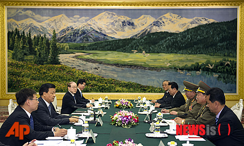 【베이징=AP/뉴시스】김정은 북한 국방위원회 제1 위원장의 특사 자격으로 중국을 방문한 최룡해 인민군 총정치국장(오른쪽 두번째) 일행이 23일 베이징의 인민대회당에서 류윈산(劉云山) 중국 공산당 정치국 상무위원(왼쪽 두번째)을 비롯한 관계자와 만나 회담을 하고 있다. 류 상무위원은 중국 공산당 내 서열 5위로, 최 총정치국장이 시진핑(習近平) 국가주석을 예방할 가능성이 주목받고 있다.