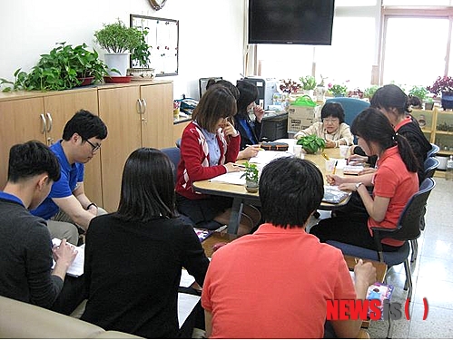 【울산=뉴시스】고은희 기자 = 24일 울산혜인학교에서 특수교사 실습생들이 교육실습을 하고 있다. (사진=울산교육청 제공)&nbsp; photo@newsis.com