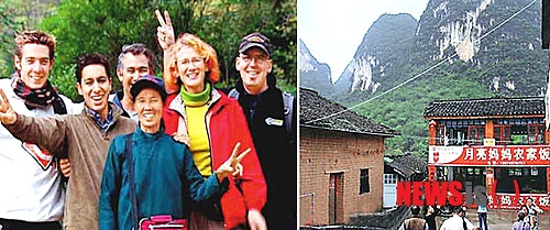 【서울=뉴시스】광시좡족(廣西壯族)자치구 구이린(桂林)에 사는 쉬슈전(徐秀珍·68·왼쪽사진 가운데)이 외국인 관광객과 함께 기념사진을 찍고 있는 모습과 쉬씨가 가족과 함께 운영하는 관광농원음식점에 해당되는 '눙자러(農家樂)'의 모습. 쉬씨는 고등교육을 받아 본 적이 없지만, 고향이 관광지인 이유로 외국 관광객을 만나면서 11가지 언어로 대화가 가능해 화제가 되고 있다. (사진출처: 중국 런민르바오(人民日報)) 