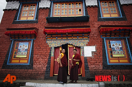 【서울=뉴시스】하도겸 박사의 ‘히말라야 이야기’ <4> 한국에 사는 네팔인들을 보살피는 주한 네팔인 협회장이며 네팔관광청 한국사무소장을 겸하고 있는 K P 시토울라(45)는 요즘도 매우 바쁘다. 작년 대학로 서울대병원 부근에 개설한 네팔문화원 격인 ‘네팔 하우스’를 만들고 네팔인들을 위한 쉼터까지 운영하고 있기 때문이다. 국립민속박물관 학예연구사 dogyeom.ha@gmail.com