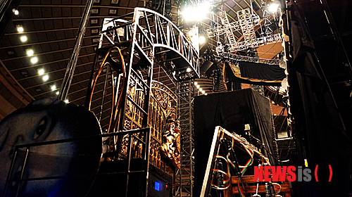 【나고야=뉴시스】이재훈 기자 = 2009년 6월 '팝의 황제' 마이클 잭슨(1958~2009)의 갑작스러운 사망 이후, 그의 삶과 음악을 공연으로 다루고자 시도는 수차례 이어졌다.&nbsp;&nbsp; 그러나 '마이클 잭슨 재단'과 잭슨을 테마로 한 공연을 제작할 수 있는 계약을 맺은 곳은 캐나다 몬트리올에 본사를 둔 세계적인 공연제작사 태양의서커스가 유일하다.&nbsp; 실제 잭슨 역시 2004년 태양의서커스 몬트리올 본사를 방문, 자신을 '곡예사'라 칭했을 정도로 태양의서커스의 팬이었던 것으로 알려졌다.&nbsp; 태양의서커스가 잭슨과 관련해 만든 공연은 2개다. 잭슨의 히트곡 35여 곡을 엮어 그의 일대기를 엮은 록 뮤지컬 콘서트 '임모털 월드투어'가 하나다. 미국 라스베이거스 상주 공연으로 현지에서 6월 개막하는 '마이클 잭슨 원(ONE)'이 또 다른 하나다.&nbsp; 2011년 몬트리올에서 개막한 '마이클 잭슨 임모털 월드투어'는 21번째 월드 투어 국가인 일본을 돌고 있다. 24일 방문한 나고야는 투어 103번째 도시다.&nbsp; 대형 천막인 '빅탑(Big Top)'에서 진행된 기존 태양의서커스 공연들과 달리 대형 아레나(체육관)에서 펼쳐진다. 나고야의 공연장소인 니혼 가이시홀은 1만석 규모의 체육관이다. 한류스타 장근석을 비롯해 그룹 '샤이니'와 '2PM', '인피니트', '투애니원(2NE1)' 등 한류그룹이 공연한 곳이기도 하다.&nbsp; 당일 공연 시작 전 백스테이지만 살펴봐도 공연의 거대한 규모를 짐작할 수 있었다. 댄서들이 60~90초 만에 의상을 갈아입는 의상룸에는 252종류 1200벌이 채워져 있었다. 8명의 의상팀이 2시간 공연 동안 댄서들의 옷을 바삐 갈아입혀 준다.&nbsp; 의상 팀장 탄야 리커리시(Tanya Liquorish)는 "몬트리올에서 직접 제작한 의상들로 혹시 훼손되면 '태양의서커스' 본사로 보내져 수선을 마친 뒤 다시 투어 지역으로 배달된다"고 말했다. 마임을 주로 선보이는 메인 댄서가 입는 옷 한 벌의 구석구석에는 잭슨이 좋아한 스와로브스키의 크리스털이 수작업으로 촘촘히 박혀 있다.&nbsp; 본 공연에서 '빌리 진(Billie Jean)'을 선보일 때 입는 의상이 가장 눈길을 끈다. 재킷과 바지, 장갑 등 1벌에는 들어가는 약 가로 1㎝× 세로 1㎝짜리 LED칩이 무려 600개다. 이 옷을 입은 8명의 댄서가 캄캄한 공연장에서 LED 쇼를 펼치는 모습은 환상적이면서도 몽환적이다. 다양한 색깔로 변하는 LED는 컴퓨터로 와이파이 신호를 보내 조정한다.&nbsp; 잭슨은 LED를 활용한 의상을 사망 직전까지 준비한 월드 투어 '디스 이스 잇'에서 선보이려고 했다. LED 테크니션 네이트 먼델(Nate Mondell))은 "잭슨이 LED 관련 아이디어를 냈고, 태양의서커스가 이를 발전시켰다"고 귀띔했다.&nbsp;&nbsp; 이와 함께 '비트 잇(Beat It)'의 상징으로 사람 키만 하게 만들어놓은 장갑과 신발 등을 비롯해 200여개의 소품이 무대 뒤 한쪽을 가득 채우고 있다.&nbsp; 이번 공연의 또 다른 특징은 잭슨의 실제 목소리가 내내 흘러나온다는 것이다. 잭슨의 목소리와 반주까지 통째로 녹음된 음원에서 그의 목소리만 추출해서 사용한다. 공연에서 9인 밴드의 연주에 시퀀스 담당인 그레그 룰(Greg Rule)이 그의 목소리를 입힌다. 반주 없이 발을 굴렀던 소리, 애드리브 등을 넣어 잭슨이 마치 현장에서 공연하는 것과 같은 효과를 꾀했다. 룰이 조정하는 음원 양은 200GB에 달한다.&nbsp;&nbsp; 2명의 백보컬 중 한 명으로 미국 싱어송라이터 셰릴 크로의 밴드 등에서 활약한 스테비 알렉산더(Stevvi Alexander)는 "어렸을 때부터 잭슨의 CD를 들으면서 노래를 따라 불렀기 때문에 그의 녹음된 목소리에 맞추는 것이 낯설지 않다"면서 "결국 라이브쇼라 매번 연주자들의 느낌이 달라서 나 역시 매번 새롭다"고 말했다.&nbsp; 내로라하는 댄서들이 참여했지만 발을 무대에 고정하고 몸 상체를 45˚ 가깝게 기울이는 '린 댄스(Lean Dance)' 등 잭슨의 춤이 만만치 않다. 라스베이거스에서 공연 중인 영국의 전설적인 록밴드 '비틀스'의 테마쇼인 태양의서커스 '러브' 등에서 공연한 캐머런 맥킨레이(Cameron McKinlay)는 "잭슨은 춤에 있어서 하나의 영역을 만들었다"면서 "잭슨의 문워크를 배우는 데만 며칠이 걸렸다"고 알렸다. 안무에는 잭슨과 함께 '디스 이스 잇'을 준비한 세계적인 안무가 트래비스 페인이 참여했다 .&nbsp;&nbsp; 무대에 오르는 인원은 총 49명이다. 뮤지션은 11명, 댄서가 20명이고 나머지는 태양의서커스 특유의 애크러배틱을 담당하는 이들이다. 이들이 무대에서 공연할 수 있도록 돕는 기술 스태프는 52명이다.&nbsp; 무대 장비는 선박용 트레일러 40개에 나눠 담아야 한다. 이 장비는 7월 10~14 서울 올림픽공원 체조경기장에서 열리는 한국공연에도 똑같이 사용된다. 다만 체조경기장 천장에는 배우들이 타는 와이어를 매달 트러스가 없어 이 장치를 추가로 트레일러에 담아 들여온다.&nbsp;&nbsp; 이 공연을 한국에서 선보이는 마스트엔터테인먼트의 김용관 대표는 "와이어 사용을 위해서는 천장에 보통 25~30ｔ짜리 트러스를 다는데 '마이클 잭슨 임모털 월드투어'는 배우들이 플라잉까지 해야 해서 '다이내믹웨이트'가 100ｔ이나 실린다"면서 "한국에는 이런 트러스가 없다. 해외의 스테이지코라는 무대제작회사에서 제작했다. 크레인 원리를 사용한다"고 알렸다.&nbsp; 이 장비를 체조경기장에서 사용하려면 여러 수고가 따른다. "체조경기장 입구가 작아 무대 장치들을 들여오려면 진입구 일부를 부셔야 한다. 바닥이 마루라 밑에는 철재 스프링인데 공연하기에 적합한 구조가 아니라 시멘트로 보강해야 한다"고 설명했다.&nbsp; 일부에서는 이렇게까지 수고를 들여 '마이클 잭슨 임모털 투어'를 진행할 필요가 있느냐는 시선도 보낸다. 김 대표는 "낭비라고 여기는 생각할 수도 있는데 난 앞으로 공연 산업을 위해서도 꼭 필요한 작업이라고 본다"면서 "이제 공연 시장의 세계 흐름은 아레나 투어 쇼인데, 한국에는 마땅한 공연한 공연장도 없다"고 지적했다. "'임모털 월드투어'가 체조경기장에서 성공적으로 공연할 수 있을지에 대한 다른 나라의 아레나 공연 관계자들이 관심이 많습니다. 이번 공연 이후에는 더 많은 아레나 투어 쇼가 한국에서 선보여 질 겁니다."&nbsp;&nbsp; 국내 내로라하는 클래식 기획사인 마스트미디어 대표이기도 한 그는 태양의서커스 '퀴담' 이후에 자회사 마스트엔터테인먼트를 설립했다. 이후 '알레그리아' '바레카이'에 이어 '임모털 월드투어'까지 태양의서커스 공연을 잇따라 국내에 선보이고 있다. "공연 업자라면 누구나 잭슨 공연을 선보이는 것이 꿈입니다. 그가 사망한 뒤 그 꿈이 물거품이 될 줄 알았는데 태양의서커스와 함께 잭슨 공연을 올릴 수 있어 기대가 큽니다." /realpaper7@newsis.com 