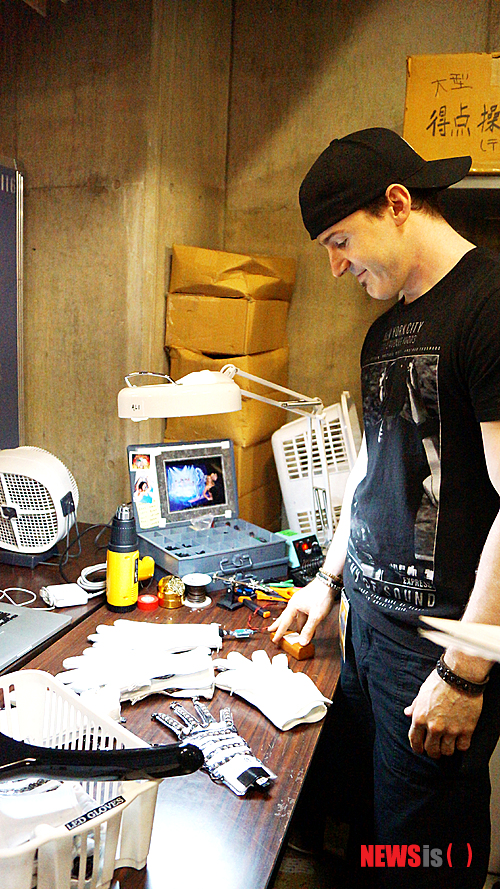 【나고야=뉴시스】이재훈 기자 = 2009년 6월 '팝의 황제' 마이클 잭슨(1958~2009)의 갑작스러운 사망 이후, 그의 삶과 음악을 공연으로 다루고자 시도는 수차례 이어졌다.&nbsp;&nbsp; 그러나 '마이클 잭슨 재단'과 잭슨을 테마로 한 공연을 제작할 수 있는 계약을 맺은 곳은 캐나다 몬트리올에 본사를 둔 세계적인 공연제작사 태양의서커스가 유일하다.&nbsp; 실제 잭슨 역시 2004년 태양의서커스 몬트리올 본사를 방문, 자신을 '곡예사'라 칭했을 정도로 태양의서커스의 팬이었던 것으로 알려졌다.&nbsp; 태양의서커스가 잭슨과 관련해 만든 공연은 2개다. 잭슨의 히트곡 35여 곡을 엮어 그의 일대기를 엮은 록 뮤지컬 콘서트 '임모털 월드투어'가 하나다. 미국 라스베이거스 상주 공연으로 현지에서 6월 개막하는 '마이클 잭슨 원(ONE)'이 또 다른 하나다.&nbsp; 2011년 몬트리올에서 개막한 '마이클 잭슨 임모털 월드투어'는 21번째 월드 투어 국가인 일본을 돌고 있다. 24일 방문한 나고야는 투어 103번째 도시다.&nbsp; 대형 천막인 '빅탑(Big Top)'에서 진행된 기존 태양의서커스 공연들과 달리 대형 아레나(체육관)에서 펼쳐진다. 나고야의 공연장소인 니혼 가이시홀은 1만석 규모의 체육관이다. 한류스타 장근석을 비롯해 그룹 '샤이니'와 '2PM', '인피니트', '투애니원(2NE1)' 등 한류그룹이 공연한 곳이기도 하다.&nbsp; 당일 공연 시작 전 백스테이지만 살펴봐도 공연의 거대한 규모를 짐작할 수 있었다. 댄서들이 60~90초 만에 의상을 갈아입는 의상룸에는 252종류 1200벌이 채워져 있었다. 8명의 의상팀이 2시간 공연 동안 댄서들의 옷을 바삐 갈아입혀 준다.&nbsp; 의상 팀장 탄야 리커리시(Tanya Liquorish)는 "몬트리올에서 직접 제작한 의상들로 혹시 훼손되면 '태양의서커스' 본사로 보내져 수선을 마친 뒤 다시 투어 지역으로 배달된다"고 말했다. 마임을 주로 선보이는 메인 댄서가 입는 옷 한 벌의 구석구석에는 잭슨이 좋아한 스와로브스키의 크리스털이 수작업으로 촘촘히 박혀 있다.&nbsp; 본 공연에서 '빌리 진(Billie Jean)'을 선보일 때 입는 의상이 가장 눈길을 끈다. 재킷과 바지, 장갑 등 1벌에는 들어가는 약 가로 1㎝× 세로 1㎝짜리 LED칩이 무려 600개다. 이 옷을 입은 8명의 댄서가 캄캄한 공연장에서 LED 쇼를 펼치는 모습은 환상적이면서도 몽환적이다. 다양한 색깔로 변하는 LED는 컴퓨터로 와이파이 신호를 보내 조정한다.&nbsp; 잭슨은 LED를 활용한 의상을 사망 직전까지 준비한 월드 투어 '디스 이스 잇'에서 선보이려고 했다. LED 테크니션 네이트 먼델(Nate Mondell))은 "잭슨이 LED 관련 아이디어를 냈고, 태양의서커스가 이를 발전시켰다"고 귀띔했다.&nbsp;&nbsp; 이와 함께 '비트 잇(Beat It)'의 상징으로 사람 키만 하게 만들어놓은 장갑과 신발 등을 비롯해 200여개의 소품이 무대 뒤 한쪽을 가득 채우고 있다.&nbsp; 이번 공연의 또 다른 특징은 잭슨의 실제 목소리가 내내 흘러나온다는 것이다. 잭슨의 목소리와 반주까지 통째로 녹음된 음원에서 그의 목소리만 추출해서 사용한다. 공연에서 9인 밴드의 연주에 시퀀스 담당인 그레그 룰(Greg Rule)이 그의 목소리를 입힌다. 반주 없이 발을 굴렀던 소리, 애드리브 등을 넣어 잭슨이 마치 현장에서 공연하는 것과 같은 효과를 꾀했다. 룰이 조정하는 음원 양은 200GB에 달한다.&nbsp;&nbsp; 2명의 백보컬 중 한 명으로 미국 싱어송라이터 셰릴 크로의 밴드 등에서 활약한 스테비 알렉산더(Stevvi Alexander)는 "어렸을 때부터 잭슨의 CD를 들으면서 노래를 따라 불렀기 때문에 그의 녹음된 목소리에 맞추는 것이 낯설지 않다"면서 "결국 라이브쇼라 매번 연주자들의 느낌이 달라서 나 역시 매번 새롭다"고 말했다.&nbsp; 내로라하는 댄서들이 참여했지만 발을 무대에 고정하고 몸 상체를 45˚ 가깝게 기울이는 '린 댄스(Lean Dance)' 등 잭슨의 춤이 만만치 않다. 라스베이거스에서 공연 중인 영국의 전설적인 록밴드 '비틀스'의 테마쇼인 태양의서커스 '러브' 등에서 공연한 캐머런 맥킨레이(Cameron McKinlay)는 "잭슨은 춤에 있어서 하나의 영역을 만들었다"면서 "잭슨의 문워크를 배우는 데만 며칠이 걸렸다"고 알렸다. 안무에는 잭슨과 함께 '디스 이스 잇'을 준비한 세계적인 안무가 트래비스 페인이 참여했다 .&nbsp;&nbsp; 무대에 오르는 인원은 총 49명이다. 뮤지션은 11명, 댄서가 20명이고 나머지는 태양의서커스 특유의 애크러배틱을 담당하는 이들이다. 이들이 무대에서 공연할 수 있도록 돕는 기술 스태프는 52명이다.&nbsp; 무대 장비는 선박용 트레일러 40개에 나눠 담아야 한다. 이 장비는 7월 10~14 서울 올림픽공원 체조경기장에서 열리는 한국공연에도 똑같이 사용된다. 다만 체조경기장 천장에는 배우들이 타는 와이어를 매달 트러스가 없어 이 장치를 추가로 트레일러에 담아 들여온다.&nbsp;&nbsp; 이 공연을 한국에서 선보이는 마스트엔터테인먼트의 김용관 대표는 "와이어 사용을 위해서는 천장에 보통 25~30ｔ짜리 트러스를 다는데 '마이클 잭슨 임모털 월드투어'는 배우들이 플라잉까지 해야 해서 '다이내믹웨이트'가 100ｔ이나 실린다"면서 "한국에는 이런 트러스가 없다. 해외의 스테이지코라는 무대제작회사에서 제작했다. 크레인 원리를 사용한다"고 알렸다.&nbsp; 이 장비를 체조경기장에서 사용하려면 여러 수고가 따른다. "체조경기장 입구가 작아 무대 장치들을 들여오려면 진입구 일부를 부셔야 한다. 바닥이 마루라 밑에는 철재 스프링인데 공연하기에 적합한 구조가 아니라 시멘트로 보강해야 한다"고 설명했다.&nbsp; 일부에서는 이렇게까지 수고를 들여 '마이클 잭슨 임모털 투어'를 진행할 필요가 있느냐는 시선도 보낸다. 김 대표는 "낭비라고 여기는 생각할 수도 있는데 난 앞으로 공연 산업을 위해서도 꼭 필요한 작업이라고 본다"면서 "이제 공연 시장의 세계 흐름은 아레나 투어 쇼인데, 한국에는 마땅한 공연한 공연장도 없다"고 지적했다. "'임모털 월드투어'가 체조경기장에서 성공적으로 공연할 수 있을지에 대한 다른 나라의 아레나 공연 관계자들이 관심이 많습니다. 이번 공연 이후에는 더 많은 아레나 투어 쇼가 한국에서 선보여 질 겁니다."&nbsp;&nbsp; 국내 내로라하는 클래식 기획사인 마스트미디어 대표이기도 한 그는 태양의서커스 '퀴담' 이후에 자회사 마스트엔터테인먼트를 설립했다. 이후 '알레그리아' '바레카이'에 이어 '임모털 월드투어'까지 태양의서커스 공연을 잇따라 국내에 선보이고 있다. "공연 업자라면 누구나 잭슨 공연을 선보이는 것이 꿈입니다. 그가 사망한 뒤 그 꿈이 물거품이 될 줄 알았는데 태양의서커스와 함께 잭슨 공연을 올릴 수 있어 기대가 큽니다." /realpaper7@newsis.com