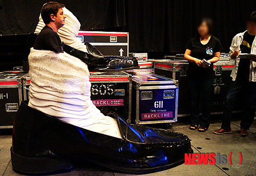 【나고야=뉴시스】이재훈 기자 = 2009년 6월 '팝의 황제' 마이클 잭슨(1958~2009)의 갑작스러운 사망 이후, 그의 삶과 음악을 공연으로 다루고자 시도는 수차례 이어졌다.&nbsp;&nbsp; 그러나 '마이클 잭슨 재단'과 잭슨을 테마로 한 공연을 제작할 수 있는 계약을 맺은 곳은 캐나다 몬트리올에 본사를 둔 세계적인 공연제작사 태양의서커스가 유일하다.&nbsp; 실제 잭슨 역시 2004년 태양의서커스 몬트리올 본사를 방문, 자신을 '곡예사'라 칭했을 정도로 태양의서커스의 팬이었던 것으로 알려졌다.&nbsp; 태양의서커스가 잭슨과 관련해 만든 공연은 2개다. 잭슨의 히트곡 35여 곡을 엮어 그의 일대기를 엮은 록 뮤지컬 콘서트 '임모털 월드투어'가 하나다. 미국 라스베이거스 상주 공연으로 현지에서 6월 개막하는 '마이클 잭슨 원(ONE)'이 또 다른 하나다.&nbsp; 2011년 몬트리올에서 개막한 '마이클 잭슨 임모털 월드투어'는 21번째 월드 투어 국가인 일본을 돌고 있다. 24일 방문한 나고야는 투어 103번째 도시다.&nbsp; 대형 천막인 '빅탑(Big Top)'에서 진행된 기존 태양의서커스 공연들과 달리 대형 아레나(체육관)에서 펼쳐진다. 나고야의 공연장소인 니혼 가이시홀은 1만석 규모의 체육관이다. 한류스타 장근석을 비롯해 그룹 '샤이니'와 '2PM', '인피니트', '투애니원(2NE1)' 등 한류그룹이 공연한 곳이기도 하다.&nbsp; 당일 공연 시작 전 백스테이지만 살펴봐도 공연의 거대한 규모를 짐작할 수 있었다. 댄서들이 60~90초 만에 의상을 갈아입는 의상룸에는 252종류 1200벌이 채워져 있었다. 8명의 의상팀이 2시간 공연 동안 댄서들의 옷을 바삐 갈아입혀 준다.&nbsp; 의상 팀장 탄야 리커리시(Tanya Liquorish)는 "몬트리올에서 직접 제작한 의상들로 혹시 훼손되면 '태양의서커스' 본사로 보내져 수선을 마친 뒤 다시 투어 지역으로 배달된다"고 말했다. 마임을 주로 선보이는 메인 댄서가 입는 옷 한 벌의 구석구석에는 잭슨이 좋아한 스와로브스키의 크리스털이 수작업으로 촘촘히 박혀 있다.&nbsp; 본 공연에서 '빌리 진(Billie Jean)'을 선보일 때 입는 의상이 가장 눈길을 끈다. 재킷과 바지, 장갑 등 1벌에는 들어가는 약 가로 1㎝× 세로 1㎝짜리 LED칩이 무려 600개다. 이 옷을 입은 8명의 댄서가 캄캄한 공연장에서 LED 쇼를 펼치는 모습은 환상적이면서도 몽환적이다. 다양한 색깔로 변하는 LED는 컴퓨터로 와이파이 신호를 보내 조정한다.&nbsp; 잭슨은 LED를 활용한 의상을 사망 직전까지 준비한 월드 투어 '디스 이스 잇'에서 선보이려고 했다. LED 테크니션 네이트 먼델(Nate Mondell))은 "잭슨이 LED 관련 아이디어를 냈고, 태양의서커스가 이를 발전시켰다"고 귀띔했다.&nbsp;&nbsp; 이와 함께 '비트 잇(Beat It)'의 상징으로 사람 키만 하게 만들어놓은 장갑과 신발 등을 비롯해 200여개의 소품이 무대 뒤 한쪽을 가득 채우고 있다.&nbsp; 이번 공연의 또 다른 특징은 잭슨의 실제 목소리가 내내 흘러나온다는 것이다. 잭슨의 목소리와 반주까지 통째로 녹음된 음원에서 그의 목소리만 추출해서 사용한다. 공연에서 9인 밴드의 연주에 시퀀스 담당인 그레그 룰(Greg Rule)이 그의 목소리를 입힌다. 반주 없이 발을 굴렀던 소리, 애드리브 등을 넣어 잭슨이 마치 현장에서 공연하는 것과 같은 효과를 꾀했다. 룰이 조정하는 음원 양은 200GB에 달한다.&nbsp;&nbsp; 2명의 백보컬 중 한 명으로 미국 싱어송라이터 셰릴 크로의 밴드 등에서 활약한 스테비 알렉산더(Stevvi Alexander)는 "어렸을 때부터 잭슨의 CD를 들으면서 노래를 따라 불렀기 때문에 그의 녹음된 목소리에 맞추는 것이 낯설지 않다"면서 "결국 라이브쇼라 매번 연주자들의 느낌이 달라서 나 역시 매번 새롭다"고 말했다.&nbsp; 내로라하는 댄서들이 참여했지만 발을 무대에 고정하고 몸 상체를 45˚ 가깝게 기울이는 '린 댄스(Lean Dance)' 등 잭슨의 춤이 만만치 않다. 라스베이거스에서 공연 중인 영국의 전설적인 록밴드 '비틀스'의 테마쇼인 태양의서커스 '러브' 등에서 공연한 캐머런 맥킨레이(Cameron McKinlay)는 "잭슨은 춤에 있어서 하나의 영역을 만들었다"면서 "잭슨의 문워크를 배우는 데만 며칠이 걸렸다"고 알렸다. 안무에는 잭슨과 함께 '디스 이스 잇'을 준비한 세계적인 안무가 트래비스 페인이 참여했다 .&nbsp;&nbsp; 무대에 오르는 인원은 총 49명이다. 뮤지션은 11명, 댄서가 20명이고 나머지는 태양의서커스 특유의 애크러배틱을 담당하는 이들이다. 이들이 무대에서 공연할 수 있도록 돕는 기술 스태프는 52명이다.&nbsp; 무대 장비는 선박용 트레일러 40개에 나눠 담아야 한다. 이 장비는 7월 10~14 서울 올림픽공원 체조경기장에서 열리는 한국공연에도 똑같이 사용된다. 다만 체조경기장 천장에는 배우들이 타는 와이어를 매달 트러스가 없어 이 장치를 추가로 트레일러에 담아 들여온다.&nbsp;&nbsp; 이 공연을 한국에서 선보이는 마스트엔터테인먼트의 김용관 대표는 "와이어 사용을 위해서는 천장에 보통 25~30ｔ짜리 트러스를 다는데 '마이클 잭슨 임모털 월드투어'는 배우들이 플라잉까지 해야 해서 '다이내믹웨이트'가 100ｔ이나 실린다"면서 "한국에는 이런 트러스가 없다. 해외의 스테이지코라는 무대제작회사에서 제작했다. 크레인 원리를 사용한다"고 알렸다.&nbsp; 이 장비를 체조경기장에서 사용하려면 여러 수고가 따른다. "체조경기장 입구가 작아 무대 장치들을 들여오려면 진입구 일부를 부셔야 한다. 바닥이 마루라 밑에는 철재 스프링인데 공연하기에 적합한 구조가 아니라 시멘트로 보강해야 한다"고 설명했다.&nbsp; 일부에서는 이렇게까지 수고를 들여 '마이클 잭슨 임모털 투어'를 진행할 필요가 있느냐는 시선도 보낸다. 김 대표는 "낭비라고 여기는 생각할 수도 있는데 난 앞으로 공연 산업을 위해서도 꼭 필요한 작업이라고 본다"면서 "이제 공연 시장의 세계 흐름은 아레나 투어 쇼인데, 한국에는 마땅한 공연한 공연장도 없다"고 지적했다. "'임모털 월드투어'가 체조경기장에서 성공적으로 공연할 수 있을지에 대한 다른 나라의 아레나 공연 관계자들이 관심이 많습니다. 이번 공연 이후에는 더 많은 아레나 투어 쇼가 한국에서 선보여 질 겁니다."&nbsp;&nbsp; 국내 내로라하는 클래식 기획사인 마스트미디어 대표이기도 한 그는 태양의서커스 '퀴담' 이후에 자회사 마스트엔터테인먼트를 설립했다. 이후 '알레그리아' '바레카이'에 이어 '임모털 월드투어'까지 태양의서커스 공연을 잇따라 국내에 선보이고 있다. "공연 업자라면 누구나 잭슨 공연을 선보이는 것이 꿈입니다. 그가 사망한 뒤 그 꿈이 물거품이 될 줄 알았는데 태양의서커스와 함께 잭슨 공연을 올릴 수 있어 기대가 큽니다." /realpaper7@newsis.com 