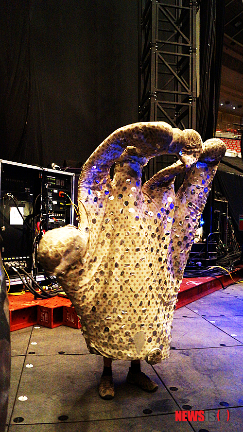 【나고야=뉴시스】이재훈 기자 = 2009년 6월 '팝의 황제' 마이클 잭슨(1958~2009)의 갑작스러운 사망 이후, 그의 삶과 음악을 공연으로 다루고자 시도는 수차례 이어졌다.&nbsp;&nbsp; 그러나 '마이클 잭슨 재단'과 잭슨을 테마로 한 공연을 제작할 수 있는 계약을 맺은 곳은 캐나다 몬트리올에 본사를 둔 세계적인 공연제작사 태양의서커스가 유일하다.&nbsp; 실제 잭슨 역시 2004년 태양의서커스 몬트리올 본사를 방문, 자신을 '곡예사'라 칭했을 정도로 태양의서커스의 팬이었던 것으로 알려졌다.&nbsp; 태양의서커스가 잭슨과 관련해 만든 공연은 2개다. 잭슨의 히트곡 35여 곡을 엮어 그의 일대기를 엮은 록 뮤지컬 콘서트 '임모털 월드투어'가 하나다. 미국 라스베이거스 상주 공연으로 현지에서 6월 개막하는 '마이클 잭슨 원(ONE)'이 또 다른 하나다.&nbsp; 2011년 몬트리올에서 개막한 '마이클 잭슨 임모털 월드투어'는 21번째 월드 투어 국가인 일본을 돌고 있다. 24일 방문한 나고야는 투어 103번째 도시다.&nbsp; 대형 천막인 '빅탑(Big Top)'에서 진행된 기존 태양의서커스 공연들과 달리 대형 아레나(체육관)에서 펼쳐진다. 나고야의 공연장소인 니혼 가이시홀은 1만석 규모의 체육관이다. 한류스타 장근석을 비롯해 그룹 '샤이니'와 '2PM', '인피니트', '투애니원(2NE1)' 등 한류그룹이 공연한 곳이기도 하다.&nbsp; 당일 공연 시작 전 백스테이지만 살펴봐도 공연의 거대한 규모를 짐작할 수 있었다. 댄서들이 60~90초 만에 의상을 갈아입는 의상룸에는 252종류 1200벌이 채워져 있었다. 8명의 의상팀이 2시간 공연 동안 댄서들의 옷을 바삐 갈아입혀 준다.&nbsp; 의상 팀장 탄야 리커리시(Tanya Liquorish)는 "몬트리올에서 직접 제작한 의상들로 혹시 훼손되면 '태양의서커스' 본사로 보내져 수선을 마친 뒤 다시 투어 지역으로 배달된다"고 말했다. 마임을 주로 선보이는 메인 댄서가 입는 옷 한 벌의 구석구석에는 잭슨이 좋아한 스와로브스키의 크리스털이 수작업으로 촘촘히 박혀 있다.&nbsp; 본 공연에서 '빌리 진(Billie Jean)'을 선보일 때 입는 의상이 가장 눈길을 끈다. 재킷과 바지, 장갑 등 1벌에는 들어가는 약 가로 1㎝× 세로 1㎝짜리 LED칩이 무려 600개다. 이 옷을 입은 8명의 댄서가 캄캄한 공연장에서 LED 쇼를 펼치는 모습은 환상적이면서도 몽환적이다. 다양한 색깔로 변하는 LED는 컴퓨터로 와이파이 신호를 보내 조정한다.&nbsp; 잭슨은 LED를 활용한 의상을 사망 직전까지 준비한 월드 투어 '디스 이스 잇'에서 선보이려고 했다. LED 테크니션 네이트 먼델(Nate Mondell))은 "잭슨이 LED 관련 아이디어를 냈고, 태양의서커스가 이를 발전시켰다"고 귀띔했다.&nbsp;&nbsp; 이와 함께 '비트 잇(Beat It)'의 상징으로 사람 키만 하게 만들어놓은 장갑과 신발 등을 비롯해 200여개의 소품이 무대 뒤 한쪽을 가득 채우고 있다.&nbsp; 이번 공연의 또 다른 특징은 잭슨의 실제 목소리가 내내 흘러나온다는 것이다. 잭슨의 목소리와 반주까지 통째로 녹음된 음원에서 그의 목소리만 추출해서 사용한다. 공연에서 9인 밴드의 연주에 시퀀스 담당인 그레그 룰(Greg Rule)이 그의 목소리를 입힌다. 반주 없이 발을 굴렀던 소리, 애드리브 등을 넣어 잭슨이 마치 현장에서 공연하는 것과 같은 효과를 꾀했다. 룰이 조정하는 음원 양은 200GB에 달한다.&nbsp;&nbsp; 2명의 백보컬 중 한 명으로 미국 싱어송라이터 셰릴 크로의 밴드 등에서 활약한 스테비 알렉산더(Stevvi Alexander)는 "어렸을 때부터 잭슨의 CD를 들으면서 노래를 따라 불렀기 때문에 그의 녹음된 목소리에 맞추는 것이 낯설지 않다"면서 "결국 라이브쇼라 매번 연주자들의 느낌이 달라서 나 역시 매번 새롭다"고 말했다.&nbsp; 내로라하는 댄서들이 참여했지만 발을 무대에 고정하고 몸 상체를 45˚ 가깝게 기울이는 '린 댄스(Lean Dance)' 등 잭슨의 춤이 만만치 않다. 라스베이거스에서 공연 중인 영국의 전설적인 록밴드 '비틀스'의 테마쇼인 태양의서커스 '러브' 등에서 공연한 캐머런 맥킨레이(Cameron McKinlay)는 "잭슨은 춤에 있어서 하나의 영역을 만들었다"면서 "잭슨의 문워크를 배우는 데만 며칠이 걸렸다"고 알렸다. 안무에는 잭슨과 함께 '디스 이스 잇'을 준비한 세계적인 안무가 트래비스 페인이 참여했다 .&nbsp;&nbsp; 무대에 오르는 인원은 총 49명이다. 뮤지션은 11명, 댄서가 20명이고 나머지는 태양의서커스 특유의 애크러배틱을 담당하는 이들이다. 이들이 무대에서 공연할 수 있도록 돕는 기술 스태프는 52명이다.&nbsp; 무대 장비는 선박용 트레일러 40개에 나눠 담아야 한다. 이 장비는 7월 10~14 서울 올림픽공원 체조경기장에서 열리는 한국공연에도 똑같이 사용된다. 다만 체조경기장 천장에는 배우들이 타는 와이어를 매달 트러스가 없어 이 장치를 추가로 트레일러에 담아 들여온다.&nbsp;&nbsp; 이 공연을 한국에서 선보이는 마스트엔터테인먼트의 김용관 대표는 "와이어 사용을 위해서는 천장에 보통 25~30ｔ짜리 트러스를 다는데 '마이클 잭슨 임모털 월드투어'는 배우들이 플라잉까지 해야 해서 '다이내믹웨이트'가 100ｔ이나 실린다"면서 "한국에는 이런 트러스가 없다. 해외의 스테이지코라는 무대제작회사에서 제작했다. 크레인 원리를 사용한다"고 알렸다.&nbsp; 이 장비를 체조경기장에서 사용하려면 여러 수고가 따른다. "체조경기장 입구가 작아 무대 장치들을 들여오려면 진입구 일부를 부셔야 한다. 바닥이 마루라 밑에는 철재 스프링인데 공연하기에 적합한 구조가 아니라 시멘트로 보강해야 한다"고 설명했다.&nbsp; 일부에서는 이렇게까지 수고를 들여 '마이클 잭슨 임모털 투어'를 진행할 필요가 있느냐는 시선도 보낸다. 김 대표는 "낭비라고 여기는 생각할 수도 있는데 난 앞으로 공연 산업을 위해서도 꼭 필요한 작업이라고 본다"면서 "이제 공연 시장의 세계 흐름은 아레나 투어 쇼인데, 한국에는 마땅한 공연한 공연장도 없다"고 지적했다. "'임모털 월드투어'가 체조경기장에서 성공적으로 공연할 수 있을지에 대한 다른 나라의 아레나 공연 관계자들이 관심이 많습니다. 이번 공연 이후에는 더 많은 아레나 투어 쇼가 한국에서 선보여 질 겁니다."&nbsp;&nbsp; 국내 내로라하는 클래식 기획사인 마스트미디어 대표이기도 한 그는 태양의서커스 '퀴담' 이후에 자회사 마스트엔터테인먼트를 설립했다. 이후 '알레그리아' '바레카이'에 이어 '임모털 월드투어'까지 태양의서커스 공연을 잇따라 국내에 선보이고 있다. "공연 업자라면 누구나 잭슨 공연을 선보이는 것이 꿈입니다. 그가 사망한 뒤 그 꿈이 물거품이 될 줄 알았는데 태양의서커스와 함께 잭슨 공연을 올릴 수 있어 기대가 큽니다." /realpaper7@newsis.com 