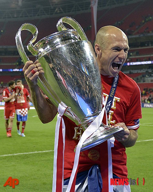 Bayern's Arjen Robben of the Netherlands reacts with the cup after his team won the the Champions League Final soccer match against Borussia Dortmund, at Wembley Stadium in London, Saturday May 25, 2013. (AP Photo/Martin Meissner)