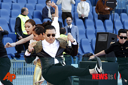 【서울=뉴시스】이재훈 기자 = 월드스타 싸이(36)가 기분이 좋지 않을 때마다 서울시청 앞 광장에서 벌인 콘서트 영상을 본다고 밝혔다.&nbsp;&nbsp; 싸이는 28일 트위터에 "나는 행복하지 않을 때마다 이 영상을 본다. 싸이 '강남스타일' 서울시청 콘서트"(Whenever I'm not happy, I'm watching this!! PSY Gangnam Style 싸이 강남 스타일 Seoul City Hall Concert)라고 적은 뒤 해당 영상을 링크했다.&nbsp; 글을 쓴 시점이 26일 이탈리아 로마 올림피코 스타디움에서 열린 AS로마와 라치오 간 이탈리아컵 결승전 공연 후라는 점이 눈길을 끈다.&nbsp; 싸이는 이날 경기 전 공연을 펼쳤으나 야유가 터져나왔고 폭죽도 터졌다. 당황한 싸이는 공연 뒤 이탈리아어로 팬들에게 "이탈리아를 사랑한다"고 말했다.&nbsp; 야유가 인종차별 때문인지는 확인되지 않았다. AS로마와 라치오 팬들은 이번 시즌 내내 인종차별적인 구호를 외쳐 비난을 받았다.&nbsp; 세계 각지에서 환영받고 있는 싸이가 예기치 못한 상황에 충격을 받았으리라는 추측이다.&nbsp; 싸이와 친한 가수 이승철(47)은 앞서 트위터에 "싸이가 이탈리아에서 야유를 받았답니다. 맞아요. 그동안 우리가 이태리제를 너무 좋아했었죠. 우리도 이제 이태리 여행 그만갑시다"라고 남기기도 했다.&nbsp; 지난해 10월4일 열린 싸이의 시청광장 콘서트에는 8만명이 운집했다. 싸이가 이 영상을 보고 다시 마음을 추스른 것으로 보인다.&nbsp; 싸이는 신곡 '젠틀맨' 프로모션에 박차를 가한다. 6월7일 'MUZ-TV 뮤직 어워드'에 참가하기 위해 모스크바를 방문한다. 16일에는 캐나다 음악전문 TV채널 머치뮤직이 주최하는 '2013 뮤직비디오 어워드'(MMVA)에서 사회를 본다.&nbsp; realpaper7@newsis.com&nbsp; 