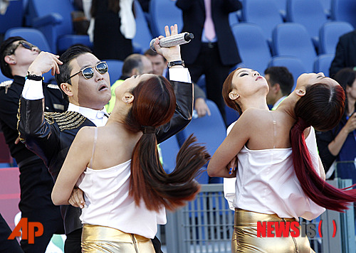 【로마=AP/뉴시스】26일 로마 올림피코 스타디움에서 열리는 AS로마와 라치오 간 이탈리아컵 결승전에 앞서 공연을 펼치는 싸이. 