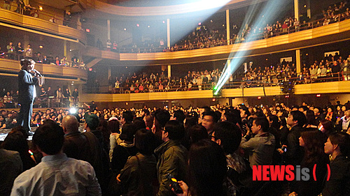【뉴욕=뉴시스】노창현 특파원 = 가수 김장훈이 LA와 뉴욕에서 열정의 콘서트와 함께 도합 14만달러의 기부금을 쾌척, ‘기부천사’의 면모를 과시했다. 미주순회공연을 펼치는 김장훈은 지난 11일 LA에서 콩연후 10만달러를 기부한데 이어 25일 맨해튼센터 해머스타인 볼룸에서 열린 공연을 마치고 NYU의 한글캠페인에 3만달러, FIT에 1만달러를 각각 기부했다. 이날 공연에서 김장훈은 ‘콘서트의 귀재’라는 평가답게 특유의 샤우팅 창법과 유머러스하면서 진정성 넘치는 화술로 과 20대부터 60대까지 폭넓은 연령의 관객들을 사로잡았다. <사진=Newsroh.com 제공> robin@newsis.com