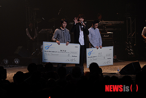 【뉴욕=뉴시스】노창현 특파원 = 가수 김장훈이 LA와 뉴욕에서 열정의 콘서트와 함께 도합 14만달러의 기부금을 쾌척, ‘기부천사’의 면모를 과시했다. 미주순회공연을 펼치는 김장훈은 지난 11일 LA에서 콩연후 10만달러를 기부한데 이어 25일 맨해튼센터 해머스타인 볼룸에서 열린 공연을 마치고 NYU의 한글캠페인에 3만달러, FIT에 1만달러를 각각 기부했다. 이날 공연에서 김장훈은 ‘콘서트의 귀재’라는 평가답게 특유의 샤우팅 창법과 유머러스하면서 진정성 넘치는 화술로 과 20대부터 60대까지 폭넓은 연령의 관객들을 사로잡았다. 김장훈이 NYU 와 FIT 한인학생대표에게 기부증서를 전달하고 있다. <사진=Newsroh.com 제공> robin@newsis.com