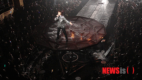 【뉴욕=뉴시스】노창현 특파원 = 가수 김장훈이 LA와 뉴욕에서 열정의 콘서트와 함께 도합 14만달러의 기부금을 쾌척, ‘기부천사’의 면모를 과시했다. 미주순회공연을 펼치는 김장훈은 지난 11일 LA에서 콩연후 10만달러를 기부한데 이어 25일 맨해튼센터 해머스타인 볼룸에서 열린 공연을 마치고 NYU의 한글캠페인에 3만달러, FIT에 1만달러를 각각 기부했다. 이날 공연에서 김장훈은 ‘콘서트의 귀재’라는 평가답게 특유의 샤우팅 창법과 유머러스하면서 진정성 넘치는 화술로 과 20대부터 60대까지 폭넓은 연령의 관객들을 사로잡았다. <사진=Newsroh.com 제공> robin@newsis.com