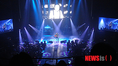 【뉴욕=뉴시스】노창현 특파원 = 가수 김장훈이 LA와 뉴욕에서 열정의 콘서트와 함께 도합 14만달러의 기부금을 쾌척, ‘기부천사’의 면모를 과시했다. 미주순회공연을 펼치는 김장훈은 지난 11일 LA에서 콩연후 10만달러를 기부한데 이어 25일 맨해튼센터 해머스타인 볼룸에서 열린 공연을 마치고 NYU의 한글캠페인에 3만달러, FIT에 1만달러를 각각 기부했다. 이날 공연에서 김장훈은 ‘콘서트의 귀재’라는 평가답게 특유의 샤우팅 창법과 유머러스하면서 진정성 넘치는 화술로 과 20대부터 60대까지 폭넓은 연령의 관객들을 사로잡았다. <사진=Newsroh.com 제공> robin@newsis.com