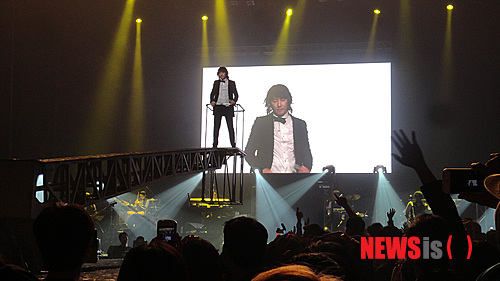 【뉴욕=뉴시스】노창현 특파원 = 가수 김장훈이 LA와 뉴욕에서 열정의 콘서트와 함께 도합 14만달러의 기부금을 쾌척, ‘기부천사’의 면모를 과시했다. 미주순회공연을 펼치는 김장훈은 지난 11일 LA에서 콩연후 10만달러를 기부한데 이어 25일 맨해튼센터 해머스타인 볼룸에서 열린 공연을 마치고 NYU의 한글캠페인에 3만달러, FIT에 1만달러를 각각 기부했다. 이날 공연에서 김장훈은 ‘콘서트의 귀재’라는 평가답게 특유의 샤우팅 창법과 유머러스하면서 진정성 넘치는 화술로 과 20대부터 60대까지 폭넓은 연령의 관객들을 사로잡았다. <사진=Newsroh.com 제공> robin@newsis.com