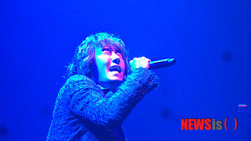 【뉴욕=뉴시스】노창현 특파원 = 가수 김장훈이 LA와 뉴욕에서 열정의 콘서트와 함께 도합 14만달러의 기부금을 쾌척, ‘기부천사’의 면모를 과시했다. 미주순회공연을 펼치는 김장훈은 지난 11일 LA에서 콩연후 10만달러를 기부한데 이어 25일 맨해튼센터 해머스타인 볼룸에서 열린 공연을 마치고 NYU의 한글캠페인에 3만달러, FIT에 1만달러를 각각 기부했다. 이날 공연에서 김장훈은 ‘콘서트의 귀재’라는 평가답게 특유의 샤우팅 창법과 유머러스하면서 진정성 넘치는 화술로 과 20대부터 60대까지 폭넓은 연령의 관객들을 사로잡았다. <사진=Newsroh.com 제공> robin@newsis.com