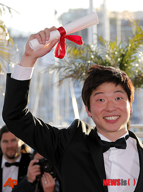 【서울=뉴시스】박영주 기자 = 문병곤(30) 감독의 '세이프'(Safe)가 26일(현지시간) 프랑스 남부 휴양도시 칸의 뤼미에르 극장에서 열린 제66회 칸 국제영화제 시상식에서 단편 부문 최고상인 황금 종려상을 거머쥐었다.&nbsp; gogogirl@newsis.com