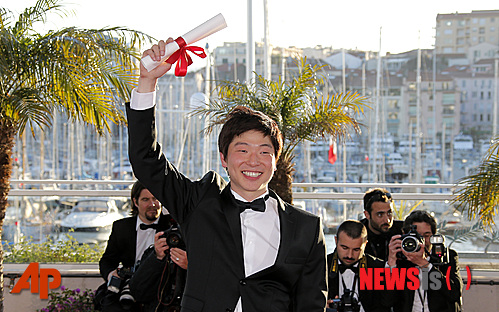 【서울=뉴시스】박영주 기자 = 문병곤(30) 감독의 '세이프'(Safe)가 26일(현지시간) 프랑스 남부 휴양도시 칸의 뤼미에르 극장에서 열린 제66회 칸 국제영화제 시상식에서 단편 부문 최고상인 황금 종려상을 거머쥐었다.&nbsp; gogogirl@newsis.com