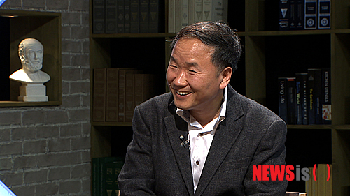 【서울=뉴시스】유상우 기자 = KTV ‘인문학 열전’은 28일 오후 5시 40분 ‘생각의 출현, 뇌 - 한국전자통신 책임 연구원 박문호’ 편을 방송한다.&nbsp; 방송에서는 뇌 과학 전문가인 박문호 박사를 초대해 뇌 과학을 중심으로 인간의 생명과 생각의 기원 등을 알아본다.&nbsp; 박문호 박사는 최근 출간한 ‘그림으로 읽는 뇌과학의 모든 것’을 중심으로 더 세밀해진 뇌 과학 이론들을 소개할 예정이다. 뇌를 포함한 신경계의 발생, 진화, 구조, 기능도 파헤친다.&nbsp; 박문호 박사는 “‘나는 어떤 존재인가?’ ‘내 생각과 감정은 어디에서 오는 것일까?’ 등의 화두가 뇌 연구의 계기가 됐다”고 밝혔다.&nbsp; 그는 생각과 감정이 나오는 이치도 뇌 과학으로 이해할 수 있다고 강조하면서 뇌의 학습이 어떻게 생각의 확장과 창조의 길로 이어질 수 있는지를 설명한다. /swryu@newsis.com