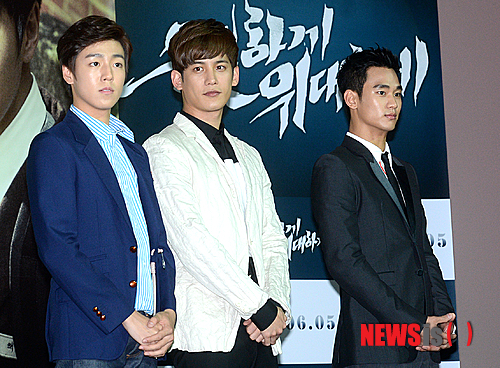 【서울=뉴시스】박종민 기자 = 배우 이현우(왼쪽부터), 박기웅, 김수현이 27일 오후 서울 동대문 메가박스에서 열린 영화 '은밀하게 위대하게' 언론시사회에 참석해 가지런히 손을 모으고 있다. 다음 웹툰이 원작인 '은밀하게 위대하게'는 오는 6월 5일 개봉한다.&nbsp; jmc@newsis.com