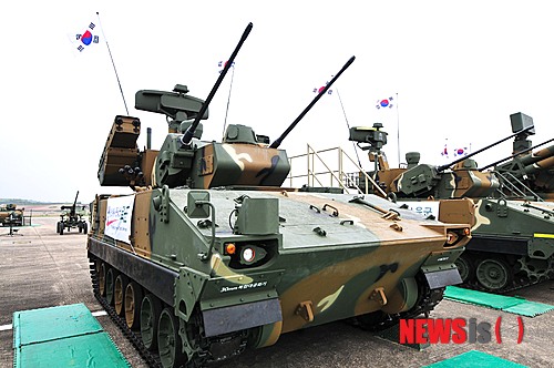 【서울=뉴시스】지난 20일 충남 논산 육군항공학교에 마련된 '수리온'(KUH-1) 실전배치 전력화 기념행사장에 전시된 30㎜ 복합대공화기가 위용을 뽐내고 있다.&nbsp; 이 복합대공화기는 비호 자주대공포의 포탑 양쪽에 신궁 미사일 각 2기씩을 장착했다. 이를 위해 비호 자주대공포에 신궁 미사일 발사기와 구동장비, 전원공급기 등을 설치하고 기존의 사격통제체계에 신궁 미사일의 통제기능도 추가했다.&nbsp; '비호'는 25t 궤도형 장갑차량에 30㎜ 기관포 2문을 탑재하고 있다. 17㎞ 거리의 목표물 탐지가 가능하다. 전자광학 추적장치(EOTS)가 있어 7㎞이내 표적을 주야간 자동 추적해 사정거리(3㎞) 안에 들어오면 타격한다. 각 포당 분당 600발을 발사할 수 있다.&nbsp; '신궁'은 최대 사거리 7㎞의 저고도 지대공 유도무기로 침투하는 적 항공기와 헬기를 마하 2.1의 속도로 날아가 타격한다. 목표물에 근접하면 720개의 파편으로 쪼개져 적항공기를 파괴해 명중률이 90% 이상에 달한다.&nbsp; photo@newsis.com