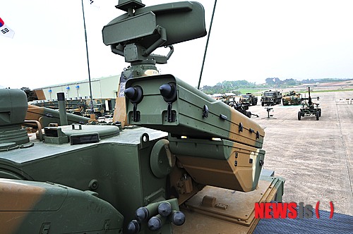 【서울=뉴시스】지난 20일 충남 논산 육군항공학교에 마련된 '수리온'(KUH-1) 실전배치 전력화 기념행사장에 전시된 30㎜ 복합대공화기가 위용을 뽐내고 있다.&nbsp; 이 복합대공화기는 비호 자주대공포의 포탑 양쪽에 신궁 미사일 각 2기씩을 장착했다. 이를 위해 비호 자주대공포에 신궁 미사일 발사기와 구동장비, 전원공급기 등을 설치하고 기존의 사격통제체계에 신궁 미사일의 통제기능도 추가했다.&nbsp; '비호'는 25t 궤도형 장갑차량에 30㎜ 기관포 2문을 탑재하고 있다. 17㎞ 거리의 목표물 탐지가 가능하다. 전자광학 추적장치(EOTS)가 있어 7㎞이내 표적을 주야간 자동 추적해 사정거리(3㎞) 안에 들어오면 타격한다. 각 포당 분당 600발을 발사할 수 있다.&nbsp; '신궁'은 최대 사거리 7㎞의 저고도 지대공 유도무기로 침투하는 적 항공기와 헬기를 마하 2.1의 속도로 날아가 타격한다. 목표물에 근접하면 720개의 파편으로 쪼개져 적항공기를 파괴해 명중률이 90% 이상에 달한다.&nbsp; photo@newsis.com