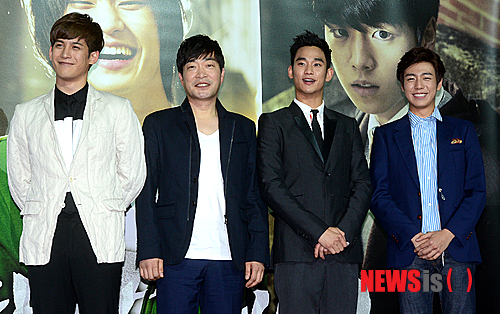 【서울=뉴시스】박종민 기자 = 배우 박기웅과 손현주, 김수현과 이현우가 27일 오후 서울 동대문 메가박스에서 열린 영화 '은밀하게 위대하게' 언론시사회에서 포즈를 취하고 있다. 다음 웹툰이 원작인 '은밀하게 위대하게'는 오는 6월 5일 개봉한다.&nbsp; jmc@newsis.com