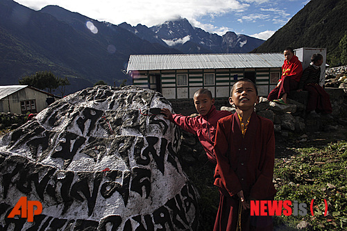 【서울=뉴시스】하도겸 박사의 ‘히말라야 이야기’ <4> 한국에 사는 네팔인들을 보살피는 주한 네팔인 협회장이며 네팔관광청 한국사무소장을 겸하고 있는 K P 시토울라(45)는 요즘도 매우 바쁘다. 작년 대학로 서울대병원 부근에 개설한 네팔문화원 격인 ‘네팔 하우스’를 만들고 네팔인들을 위한 쉼터까지 운영하고 있기 때문이다. 국립민속박물관 학예연구사 dogyeom.ha@gmail.com