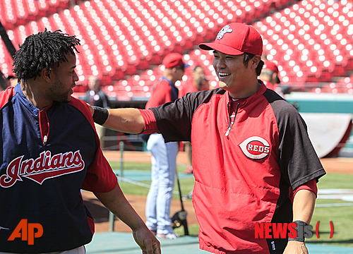 Cleveland Indians catcher Carlos Santana, left, talks with Cincinnati Reds center fielder Shin-Soo Choo during batting practice prior to a baseball game, Monday, May 27, 2013, in Cincinnati. (AP Photo/David Kohl)