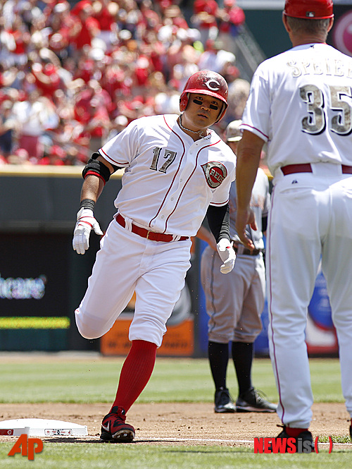 Cincinnati Reds center fielder Shin-Soo Choo, left, is congratulated by third base coach Chris Speier, right, in the first inning during a baseball game, Monday, May 27, 2013, in Cincinnati. (AP Photo/David Kohl)