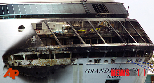 【프리포트=AP/뉴시스】유람선 선사 로얄캐리비안의 유람선 ‘그랜저 오브 더 시즈’호가 27일(현지시간) 그랜드바하마섬 프리포트에 화재로 외관이 파손된 채 정박해 있다. 로얄캐리비안은 이날 오전 볼티모어에서 바하마로 가던 유람선의 계류 갑판에서 화재가 발생했으나 신속해 진화됐다고 밝혔다. 승객 2224명과 승무원 796명 모두 무사하며 이들의 소재가 확인됐다.