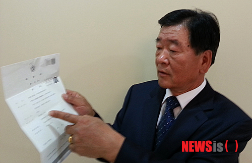 【태백=뉴시스】홍춘봉 기자 = “무자비한 고문과 폭행으로 탄광촌 소요를 주동한 간첩으로 몰렸을 때는 정말 죽고 싶었다. 27년만에 누명을 벗게 되어 다행이지만 철저하게 망가진 몸과 마음은 어떻게 해야할지 참담하다”. 강원 태백시 대한석탄공사 장성광업소 채탄부로 근무하다 간첩으로 몰려 억울하게 옥살이 했던 이병규(64)씨는 국내 최초 광부간첩조작사건을 지난 26일 법원 판결문을 보여 주며 설명하고 있다.&nbsp; casinohong@newsis.com 