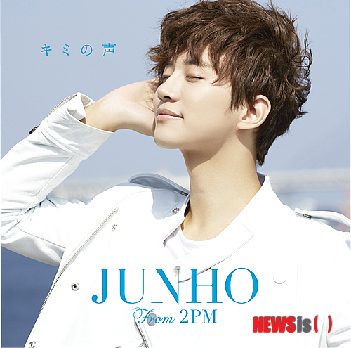 【서울=뉴시스】이재훈 기자 = 한류그룹 '2PM' 멤버 준호(23)가 일본에서 솔로로 데뷔한다. 매니지먼트사 JYP엔터테인먼트에 따르면, 준호는 7월24일 현지 첫 미니앨범 '키미노 코에'(너의 목소리)를 발표한다. 앨범 수록곡(정식판 5곡·B판 8곡)은 물론 뮤직비디오와 재킷, 안무까지 모든 작업에 참여하며 프로듀서로서 역량을 뽐냈다. JYP는 "그간 한국은 물론 일본에서 자작곡을 선보이며 싱어송라이터로 능력을 인정받아온 준호가 2PM의 해외활동과 국내 활동 중에도 틈틈이 솔로 앨범을 준비했다"고 알렸다. 준호는 앨범을 발매를 기념해 7월9일 삿포로부터 31일 도쿄까지 5개 도시에서 총 11회에 걸쳐 곳곳의 제프(일본 공연장명) 투어를 벌인다. 8월29일 도쿄 국제포럼에서 마무리 공연까지 포함하면 총 12회 공연한다. 한편 2년 만에 국내 컴백한 2PM은 더블 타이들곡 '이 노래를 듣고 돌아와'와 '하.니.뿐.'을 부르고 있다. realpaper7@newsis.com
