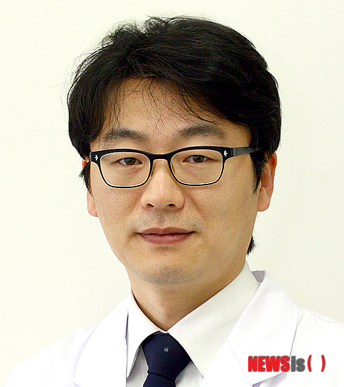 【울산=뉴시스】장지승 기자 = 울산대학교병원 산부인과 권용순 교수. 권 교수는 자궁근종 제거수술의 부작용을 크게 개선한 새로운 수술법을 개발해 최근 미국 복강-내시경 수술 학술지에 발표됐다. jjs@newsis.com