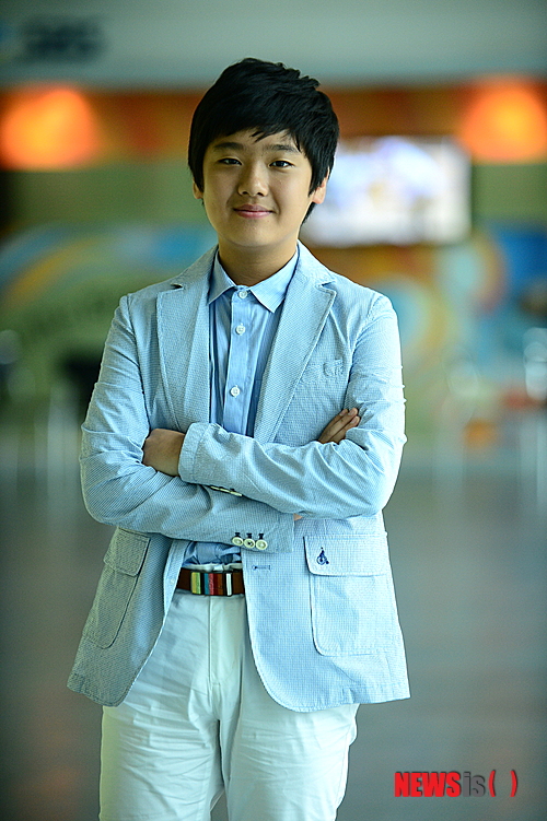 【서울=뉴시스】박영주 기자 = 탤런트 강이석(15)이 SBS TV 드라마 '못난이 주의보'에서 꼬리뼈 부상을 당하면서도 끝까지 촬영을 마쳤다. 강이석은 28일 서울 목동 SBS 컨퍼런스룸에서 "첫 촬영 때 꼬리뼈를 다쳤다. 꼬리뼈에 금이 가다 보니 촬영할 때마다 힘이 들었다. 하지만 연기하는 게 워낙 즐거워서 만족감 속에 즐겁게 마무리하게 됐다. 지금은 물리치료를 받고 있다"며 웃었다. "동생을 위해서 신문배달을 하는데 아주머니에게 신문을 권유하는 장면이 있다. 그 장면을 찍고 빨리 자전거를 타고 가는 신인데, 옛날 자전거다 보니 브레이크를 잡으면 소리가 많이 났다. 브레이크를 잡지 않은 채 내려가고 스태프 형이 밑에서 날 잡아주기로 했는데 잘 못 잡아서 같이 넘어졌다. 그때 나는 엉덩이를 크게 찍어 금이 가게 됐다"는 것이다. 강이석은 드라마에서 임주환(31)의 아역 '공준수'를 맡아 극을 이끌었다. 갑작스러운 사고로 아버지를 잃고 새엄마(신애라)마저 병으로 세상을 떠나자 세 동생을 돌본다. "내 얼굴이 순하게 생겼나 보다"고 여겼다. 그동안 강이석은 '다섯 손가락' '조강지처 클럽' 등에서 예의바르고 올곧게 자라는 어린이를 주로 연기했다. "착하고 사랑을 베푸는 역할을 많이 했다. 이번 드라마도 유난히 동생들에게 베푸는 역할이다. 하지만 새어머니에게 사랑을 받고 싶어하는게 눈에 띄었다. 가족끼리 보면 좋겠다는 생각으로 촬영했다." 연기할 때는 "그 인물이 되고자 한다"는 자세다. "이 드라마를 찍을 때는 '공준수'가 되려고 노력했다. 그러다보니 드라마에서 엄마, 아빠를 비롯한 가족들과 친해지려고 한다. 극중 신애라 엄마가 돌아가셨을 때도 진짜 엄마가 돌아가셨다는 생각이 드니 저절로 눈물이 막 났다. 또 드라마에서 아빠도 돌아가셨는데 엄마까지 돌아가시게 되니 동생들을 거둬야겠다는 생각이 들면서 어떻게 해야 할지 막막했다"고 몰입했다. 또 "현장에서 연기를 배우려고 한다. 성인들과 찍을 때는 찾아가서 대사를 맞춰달라고 한다. 그러다보면 선생님들이 지적해주는 부분들이 있다. 모든 선생님들이 롤모델인 것 같다"는 학동의 태도이기도 하다. "모든 역할을 다 해보고 싶다. 악역도 해보고 싶고 로맨스 주인공도 해보고 싶다. 액션도 찍어보고 싶다. 또 웃긴 모습, 허당, 다 소화할 수 있는 연기자가 되고 싶다"며 의욕을 드러냈다. 한편, '못난이 주의보'는 아역들이 퇴장하고 성인들이 바통을 이어받는다. 강이석은 꼬리뼈가 다 나을 때까지 물리치료를 받으며 학교생활에 열중할 계획이다. "이제는 임주환 형이 내 대신 '공준수'를 연기한다. 처음 리딩할 때는 목소리 톤이 달라서 걱정했는데 형이 촬영하는 걸 보니 형이 그동안 내 연기를 많이 모니터했다는 생각이 들었다. 많이 비슷해진 것 같다. 형이 나를 보고 이미지를 만들어줘 너무 감사한다. 매우 만족스럽다"고 인사했다. '못난이 주의보'는 월~금요일 오후 7시20분에 방송된다. gogogirl@newsis.com