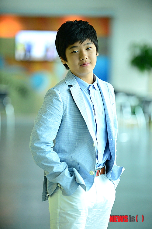 【서울=뉴시스】박영주 기자 = 탤런트 강이석(15)이 SBS TV 드라마 '못난이 주의보'에서 꼬리뼈 부상을 당하면서도 끝까지 촬영을 마쳤다. 강이석은 28일 서울 목동 SBS 컨퍼런스룸에서 "첫 촬영 때 꼬리뼈를 다쳤다. 꼬리뼈에 금이 가다 보니 촬영할 때마다 힘이 들었다. 하지만 연기하는 게 워낙 즐거워서 만족감 속에 즐겁게 마무리하게 됐다. 지금은 물리치료를 받고 있다"며 웃었다. "동생을 위해서 신문배달을 하는데 아주머니에게 신문을 권유하는 장면이 있다. 그 장면을 찍고 빨리 자전거를 타고 가는 신인데, 옛날 자전거다 보니 브레이크를 잡으면 소리가 많이 났다. 브레이크를 잡지 않은 채 내려가고 스태프 형이 밑에서 날 잡아주기로 했는데 잘 못 잡아서 같이 넘어졌다. 그때 나는 엉덩이를 크게 찍어 금이 가게 됐다"는 것이다. 강이석은 드라마에서 임주환(31)의 아역 '공준수'를 맡아 극을 이끌었다. 갑작스러운 사고로 아버지를 잃고 새엄마(신애라)마저 병으로 세상을 떠나자 세 동생을 돌본다. "내 얼굴이 순하게 생겼나 보다"고 여겼다. 그동안 강이석은 '다섯 손가락' '조강지처 클럽' 등에서 예의바르고 올곧게 자라는 어린이를 주로 연기했다. "착하고 사랑을 베푸는 역할을 많이 했다. 이번 드라마도 유난히 동생들에게 베푸는 역할이다. 하지만 새어머니에게 사랑을 받고 싶어하는게 눈에 띄었다. 가족끼리 보면 좋겠다는 생각으로 촬영했다." 연기할 때는 "그 인물이 되고자 한다"는 자세다. "이 드라마를 찍을 때는 '공준수'가 되려고 노력했다. 그러다보니 드라마에서 엄마, 아빠를 비롯한 가족들과 친해지려고 한다. 극중 신애라 엄마가 돌아가셨을 때도 진짜 엄마가 돌아가셨다는 생각이 드니 저절로 눈물이 막 났다. 또 드라마에서 아빠도 돌아가셨는데 엄마까지 돌아가시게 되니 동생들을 거둬야겠다는 생각이 들면서 어떻게 해야 할지 막막했다"고 몰입했다. 또 "현장에서 연기를 배우려고 한다. 성인들과 찍을 때는 찾아가서 대사를 맞춰달라고 한다. 그러다보면 선생님들이 지적해주는 부분들이 있다. 모든 선생님들이 롤모델인 것 같다"는 학동의 태도이기도 하다. "모든 역할을 다 해보고 싶다. 악역도 해보고 싶고 로맨스 주인공도 해보고 싶다. 액션도 찍어보고 싶다. 또 웃긴 모습, 허당, 다 소화할 수 있는 연기자가 되고 싶다"며 의욕을 드러냈다. 한편, '못난이 주의보'는 아역들이 퇴장하고 성인들이 바통을 이어받는다. 강이석은 꼬리뼈가 다 나을 때까지 물리치료를 받으며 학교생활에 열중할 계획이다. "이제는 임주환 형이 내 대신 '공준수'를 연기한다. 처음 리딩할 때는 목소리 톤이 달라서 걱정했는데 형이 촬영하는 걸 보니 형이 그동안 내 연기를 많이 모니터했다는 생각이 들었다. 많이 비슷해진 것 같다. 형이 나를 보고 이미지를 만들어줘 너무 감사한다. 매우 만족스럽다"고 인사했다. '못난이 주의보'는 월~금요일 오후 7시20분에 방송된다. gogogirl@newsis.com