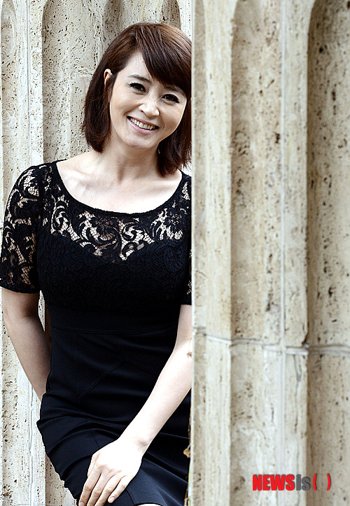 【서울=뉴시스】홍찬선 기자 = 배우 김혜수가 28일 오후 서울 강남구 청담동의 한 카페에서 인터뷰를 하고 있다.&nbsp; mania@newsis.com