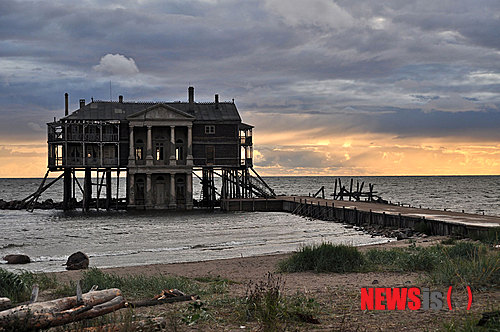 【서울=뉴시스】김태은 문화전문기자 = 영화를 관람하는 이유는 여럿이겠지만, 살지 못했던 시대와 배경을 간접체험하거나 아름다운 인물과 풍경을 구경하는 재미도 빼놓을 수 없을 것이다. 낭만이 있던 시절을 꿈꾸는 감성파 관객이라면 좋아할, 과거 유럽의 향취를 듬뿍 느낄 수 있는 영화 두 편이 30일 나란히 개봉한다. 뒤늦게 국내 극장에 걸리는 영국 영화 ‘도리안 그레이’(2009)와 독일 영화 ‘폴 다이어리’(2010)다. 제목에 대표적인 장점이 들어가 있다. 다른 요소들은 차치하고라도 타이틀롤을 맡은 배우와 배경이 된 발트해의 절경을 보는 것 만으로 만족감을 느낄 수 있다. ◇‘도리안 그레이’ 벤 반스의 비현실적인 아름다움 아일랜드 출신의 대표적 유미주의 작가 오스카 와일드(1854~1900)의 유일한 장편소설 ‘도리언 그레이의 초상’(1890)이 원작으로 올리버 파커(53) 감독이 메가폰을 잡았다. 와일드가 괴테의 ‘파우스트’ 등에서 볼 수 있는 영원한 젊음을 얻는 대신 자신의 영혼을 판다는 오랜 서구문학의 주제를 탐미주의적, 예술지상주의적으로 재해석했다면, 파커는 다소 관념적인 이 소설을 퇴폐적 에로티시즘으로 변모시켰다. 원작의 품격과 주제의식을 모두 2시간 내외의 영상으로 옮기기에는 한계가 있다지만, 기본적인 줄거리 외에는 별로 닮은 점이 없다. 도리언을 타락시키는 헨리 워튼 경(콜린 퍼스), 원작에는 없는 헨리의 딸 에밀리(레베카 홀)의 역할 모두 카리스마와 매력이 부족하다. 특히, 에밀리가 사진기로 도리언을 촬영하는 것 등 문맥상 아무런 이유없는 장면들이 맥을 빠지게 한다. 이 영화에서 오직 건질 것이 있다면 도리언 역 벤 반스(32)의 비현실적인 외모를 구경하는 맛이다. 수줍어하는 듯한 웃음과 검은 눈동자가 풍기는 신비로운 느낌은 영화의 시작부터 끝까지 관객들이 눈길을 놓치지 않도록 하는 유일한 무기다. 원작에서는 전형적인 앵글로 색슨족의 특징인 금발에 푸른눈을 가진 것으로 묘사되지만, 흑발에 검은눈인 반스가 캐스팅됐을 만큼 그의 미모는 절대적이다. 순정한 눈빛의 순진한 청년에서 스스로의 아름다움을 깨닫고 만용을 부리며 사는 20여년이 넘는 기간 동안 변치 않는 그의 깨끗한 모습은 보는 내내 설렘을 잃지 않게끔 한다. 정신과 교수인 영국인 아버지와 남아프리카공화국 출신 유대인 심리치료사 어머니 사이에서 태어난 반스는 세상에 없는 듯한 완벽한 외모 때문에 오히려 배역을 따내는데 어려움을 겪었다고 한다. 실제 영화 속에서 그의 눈부신 미모에 여배우들의 외양이 밀려버린다. 결국, 그가 활약할 수 있는 곳은 ‘판타지’ 속 세상이다. ‘스타더스트’, ‘나니아 연대기-캐스피언 왕자’, ‘나니아 연대기-캐스피언 왕’, ‘일곱번째 아들’ 등 환상물에 필모그래피가 몰려있다. ◇1차대전 전 발트해의 낭만적 풍경 ‘폴 다이어리’ 1914년 제1차 세계대전이 일어나기 직전의 에스토니아 해안을 배경으로 한다. 역사 교과서를 통해 익히 배운 ‘사라예보 사건’(오스트리아-헝가리 제국의 황태자인 프란츠 페르디난트 대공 부처가 세르비아를 방문했다가 암살당한 사건으로 전쟁 발발의 원인이 된다)에 대한 언급도 나온다. 당시 에스토니아는 러시아의 지배하에 있었으며, 피터 대제가 서유럽 문명 수용 차원에서 에스토니아 내 독일계의 특권적 지위를 용인함으로써 독일계 문화가 크게 번성했다. 제목의 폴은 주인공의 가족이 살고 있는 영지의 이름이다. 풀들이 쑥쑥 자란 황량한 모래밭 너머로 푸르게 펼쳐진 발트해, 바다위에 기둥을 세워 얹은 저택, 첼로를 켜는 새어머니의 등 뒤 창가에서 바로 내다보이는 푸른 바다, 인상파 그림 속에서처럼 흰 드레스를 입고 여름을 즐기는 모습이 함께 빠져들고 싶을 만큼 마냥 낭만적이다. 바닷바람에 삭아버린 저택의 겉모습을 보면 그 짠내 나는 끈적임이 조금 걱정되긴 한다. 1950년대를 대표하는 독일 여성 시인 중 한명인 오다 섀퍼(1900~1988)의 회고록에서 영감을 받기는 했으나 크리스 크라우스(50) 감독이 많은 부분을 창작했다. 크라우스는 1980년대 중반 문학을 공부하다가 우연히 섀퍼가 자신의 대고모라는 것을 알게됐다고 한다. 그녀가 좌파였기에 보수적인 가족들이 거리를 뒀던 것이다. 크라우스는 인터뷰에서 “1996년 처음 시나리오를 쓰기 시작할 때는 오다 섀퍼의 기억과 매우 비슷했으나, 점차 좋은 스토리로 발전시키고 싶어 슈납스와의 만남같은 많은 것들을 추가했다”고 밝혔다. 또 실제 오다의 아버지는 언론인이었으나 영화에서는 해부에 미친 의대 교수로 나온다. 사실 영화속 작가 지망생인 만14세 오다 본 시어링(폴라 비어)과 에스토니아인 무정부주의자 슈납스(탐벳 투이스크)간 ‘로미오와 줄리엣’ 식의 사랑은 지나치게 작위적이라는 느낌을 떨칠 수 없다. 그러나 크라우스의 오랜 준비로 이국적이면서도 시대적 배경이 살아있는 대작 러브스토리로 탄생했다. tekim@newsis.com