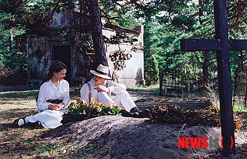 【서울=뉴시스】김태은 문화전문기자 = 영화를 관람하는 이유는 여럿이겠지만, 살지 못했던 시대와 배경을 간접체험하거나 아름다운 인물과 풍경을 구경하는 재미도 빼놓을 수 없을 것이다. 낭만이 있던 시절을 꿈꾸는 감성파 관객이라면 좋아할, 과거 유럽의 향취를 듬뿍 느낄 수 있는 영화 두 편이 30일 나란히 개봉한다. 뒤늦게 국내 극장에 걸리는 영국 영화 ‘도리안 그레이’(2009)와 독일 영화 ‘폴 다이어리’(2010)다. 제목에 대표적인 장점이 들어가 있다. 다른 요소들은 차치하고라도 타이틀롤을 맡은 배우와 배경이 된 발트해의 절경을 보는 것 만으로 만족감을 느낄 수 있다. ◇‘도리안 그레이’ 벤 반스의 비현실적인 아름다움 아일랜드 출신의 대표적 유미주의 작가 오스카 와일드(1854~1900)의 유일한 장편소설 ‘도리언 그레이의 초상’(1890)이 원작으로 올리버 파커(53) 감독이 메가폰을 잡았다. 와일드가 괴테의 ‘파우스트’ 등에서 볼 수 있는 영원한 젊음을 얻는 대신 자신의 영혼을 판다는 오랜 서구문학의 주제를 탐미주의적, 예술지상주의적으로 재해석했다면, 파커는 다소 관념적인 이 소설을 퇴폐적 에로티시즘으로 변모시켰다. 원작의 품격과 주제의식을 모두 2시간 내외의 영상으로 옮기기에는 한계가 있다지만, 기본적인 줄거리 외에는 별로 닮은 점이 없다. 도리언을 타락시키는 헨리 워튼 경(콜린 퍼스), 원작에는 없는 헨리의 딸 에밀리(레베카 홀)의 역할 모두 카리스마와 매력이 부족하다. 특히, 에밀리가 사진기로 도리언을 촬영하는 것 등 문맥상 아무런 이유없는 장면들이 맥을 빠지게 한다. 이 영화에서 오직 건질 것이 있다면 도리언 역 벤 반스(32)의 비현실적인 외모를 구경하는 맛이다. 수줍어하는 듯한 웃음과 검은 눈동자가 풍기는 신비로운 느낌은 영화의 시작부터 끝까지 관객들이 눈길을 놓치지 않도록 하는 유일한 무기다. 원작에서는 전형적인 앵글로 색슨족의 특징인 금발에 푸른눈을 가진 것으로 묘사되지만, 흑발에 검은눈인 반스가 캐스팅됐을 만큼 그의 미모는 절대적이다. 순정한 눈빛의 순진한 청년에서 스스로의 아름다움을 깨닫고 만용을 부리며 사는 20여년이 넘는 기간 동안 변치 않는 그의 깨끗한 모습은 보는 내내 설렘을 잃지 않게끔 한다. 정신과 교수인 영국인 아버지와 남아프리카공화국 출신 유대인 심리치료사 어머니 사이에서 태어난 반스는 세상에 없는 듯한 완벽한 외모 때문에 오히려 배역을 따내는데 어려움을 겪었다고 한다. 실제 영화 속에서 그의 눈부신 미모에 여배우들의 외양이 밀려버린다. 결국, 그가 활약할 수 있는 곳은 ‘판타지’ 속 세상이다. ‘스타더스트’, ‘나니아 연대기-캐스피언 왕자’, ‘나니아 연대기-캐스피언 왕’, ‘일곱번째 아들’ 등 환상물에 필모그래피가 몰려있다. ◇1차대전 전 발트해의 낭만적 풍경 ‘폴 다이어리’ 1914년 제1차 세계대전이 일어나기 직전의 에스토니아 해안을 배경으로 한다. 역사 교과서를 통해 익히 배운 ‘사라예보 사건’(오스트리아-헝가리 제국의 황태자인 프란츠 페르디난트 대공 부처가 세르비아를 방문했다가 암살당한 사건으로 전쟁 발발의 원인이 된다)에 대한 언급도 나온다. 당시 에스토니아는 러시아의 지배하에 있었으며, 피터 대제가 서유럽 문명 수용 차원에서 에스토니아 내 독일계의 특권적 지위를 용인함으로써 독일계 문화가 크게 번성했다. 제목의 폴은 주인공의 가족이 살고 있는 영지의 이름이다. 풀들이 쑥쑥 자란 황량한 모래밭 너머로 푸르게 펼쳐진 발트해, 바다위에 기둥을 세워 얹은 저택, 첼로를 켜는 새어머니의 등 뒤 창가에서 바로 내다보이는 푸른 바다, 인상파 그림 속에서처럼 흰 드레스를 입고 여름을 즐기는 모습이 함께 빠져들고 싶을 만큼 마냥 낭만적이다. 바닷바람에 삭아버린 저택의 겉모습을 보면 그 짠내 나는 끈적임이 조금 걱정되긴 한다. 1950년대를 대표하는 독일 여성 시인 중 한명인 오다 섀퍼(1900~1988)의 회고록에서 영감을 받기는 했으나 크리스 크라우스(50) 감독이 많은 부분을 창작했다. 크라우스는 1980년대 중반 문학을 공부하다가 우연히 섀퍼가 자신의 대고모라는 것을 알게됐다고 한다. 그녀가 좌파였기에 보수적인 가족들이 거리를 뒀던 것이다. 크라우스는 인터뷰에서 “1996년 처음 시나리오를 쓰기 시작할 때는 오다 섀퍼의 기억과 매우 비슷했으나, 점차 좋은 스토리로 발전시키고 싶어 슈납스와의 만남같은 많은 것들을 추가했다”고 밝혔다. 또 실제 오다의 아버지는 언론인이었으나 영화에서는 해부에 미친 의대 교수로 나온다. 사실 영화속 작가 지망생인 만14세 오다 본 시어링(폴라 비어)과 에스토니아인 무정부주의자 슈납스(탐벳 투이스크)간 ‘로미오와 줄리엣’ 식의 사랑은 지나치게 작위적이라는 느낌을 떨칠 수 없다. 그러나 크라우스의 오랜 준비로 이국적이면서도 시대적 배경이 살아있는 대작 러브스토리로 탄생했다. tekim@newsis.com