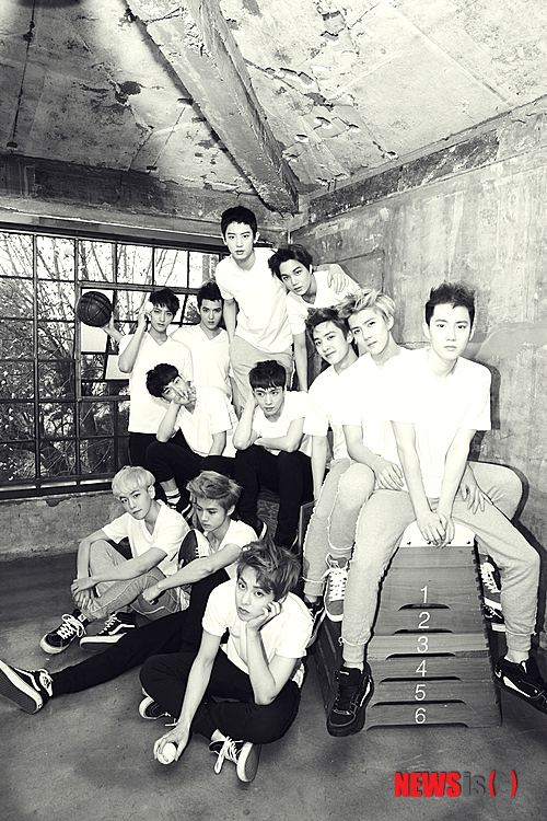 【서울=뉴시스】이재훈 기자 = 데뷔 1년여 만에 정규 1집 'XOXO(키스 & 허그)'를 발표하는 그룹 '엑소(EXO)'가 중국 활동을 본격화한다. 매니지먼트사 SM엔터테인먼트에 따르면, 엑소는 6월4일 중국 후난위성TV 예능프로그램 '쾌락대본영' 녹화에서 1집 타이틀곡 '늑대와 미녀'를 부른다. '쾌락대본영'은 MC 하경, 시나, 이유가, 오흔, 두해도 등 5명으로 구성된 '해피패밀리'가 진행한다. 현지 동시간대 시청률 1위를 자랑하고 있다. 엑소는 앞서 지난해 7월 '쾌락대본영' 15주년 특집에 출연, 호응을 얻은 바 있다. 엑소는 이날 노래 무대 뿐 아니라 토크, 게임 등에도 참여한다. 한국에서 활동하는 '엑소케이(EXO-K)'와 중국에서 활동하는 '엑소엠(EXO-M)'이 이 앨범에서 뭉쳤다. 총 12명이 한국과 중국을 오가며 활동할 예정이다. 엑소의 중국 첫 컴백 무대인 이날 녹화분은 6월 중순 방송된다. 앨범은 3일 한국과 중국 등지에 동시 발표된다. realpaper7@newsis.com