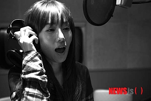 【서울=뉴시스】이재훈 기자 = MBC TV 월화극 '구가의 서' 타이틀곡 '마이 에덴'으로 주목받고 있는 팝페라가수 이사벨(33)이 '팝의 황제' 마이클 잭슨(1958~2009)과의 안타까운 인연을 밝혔다.&nbsp; 이사벨은 2008년 잭슨 생전에 우연히 통화하고 그의 저택 '네버랜드'로 초청받았다.&nbsp; 이사벨은 당시 미국 팝페라그룹 '윈(Win)'의 오디션에 합격, 데뷔를 앞두고 있었다. 윈과 이사벨의 스케줄 관리는 잭슨을 비롯해 안드레아 보첼리, 패리스 힐튼 등과 일한 변호사 M 피어슨이 맡았다. M 피어슨은 이사벨의 연습 현장에서 잭슨과 전화를 하다가 갑자기 이사벨을 바꿔줬다.&nbsp; 홍보사 에이엠지글로벌은 "M 피어슨이 윈의 프로모션을 잭슨의 공연과 연계하기 위해 그와 이벤트를 협의 중이었다"면서 "잭슨이 전화 너머로 들려오는 이사벨의 목소리를 듣고 직접 통화를 원했다"고 전했다.&nbsp;&nbsp; "'좋은 기회가 있으면 함께 공연하고 싶다. 아이들을 좋아하는가?'라고 잭슨이 물어왔고, 이사벨이 '아이들의 순수하고 천진난만함을 사랑한다'고 답하자, 잭슨은 '언제 한 번 네버랜드로 초청하고 싶다'고 말했다"고 알렸다.&nbsp; "스케줄이 맞지 않아 만남은 이뤄지지 않았는데, 이듬해 예기치 않은 잭슨의 죽음 소식을 접하고, 이사벨이 큰 충격을 받았다"면서 "결국 이사벨은 변호사를 통해 심심한 애도의 뜻을 전할 수밖에 없었다"는 것이다.&nbsp;&nbsp; realpaper7@newsis.com&nbsp; 