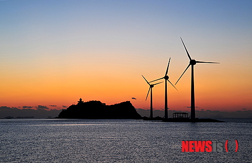 【서울=뉴시스】유상우 기자 = KTV 특별기획 시리즈 ‘대한민국을 기념하다’가 31일 바다의날을 맞이해 특집 프로그램 2편을 30, 31일을 방송한다.&nbsp; 30일 오후 1시5분 ‘바다를 치유하다’에서는 위기의 제주 바다를 집중적으로 점검하면서 바다 환경 복원사업을 알아본다. 제주특별자치도 해양수산연구원의 해중림 복원 프로젝트, 한국수산자원관리공단의 바다 숲 조성, 인공 산호장 조성 사업 등이다. 지난 10일 세계 최초로 열린 바다 식목일 행사 현장도 보여준다. KCTV 제주방송이 제작했다.&nbsp; 31일 오후 1시5분에는 HBC 호남방송이 만든 ‘해상풍력, 미래 자원을 말하다’를 내보낸다.&nbsp; 우리나라의 해상풍력 발전 현황을 짚는 프로그램이다. 기존의 육상풍력 발전과 해상풍력 발전의 장단점을 비교 분석하고 해상 풍력 발전이 나아가야 할 방향 등을 모색한다. 풍력발전 시범 사업 단지와 전문 인력 양성 현장도 담았다. 또 2011년 완공한 제주도 해상풍력 사업지를 찾아가 탄소 없는 친환경 섬을 만드는 과정을 보여준다.&nbsp; swryu@newsis.com